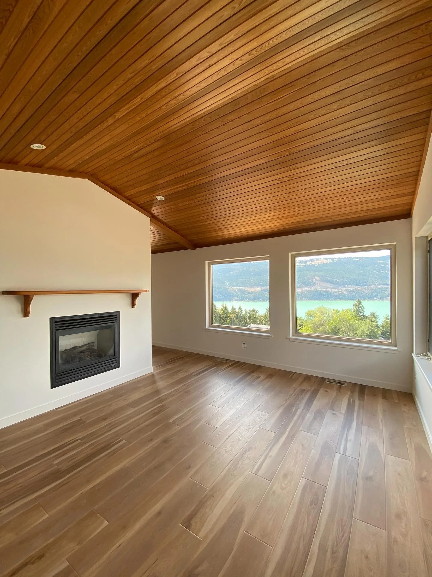 Big windows. Big views. Fresh paint.
This Lake Country reno with Danish Construction turned out unreal - clean lines, natural light bouncing everywhere, and a ceiling that finally gets to be the star of the show.
Nothing beats working in Vernon and
