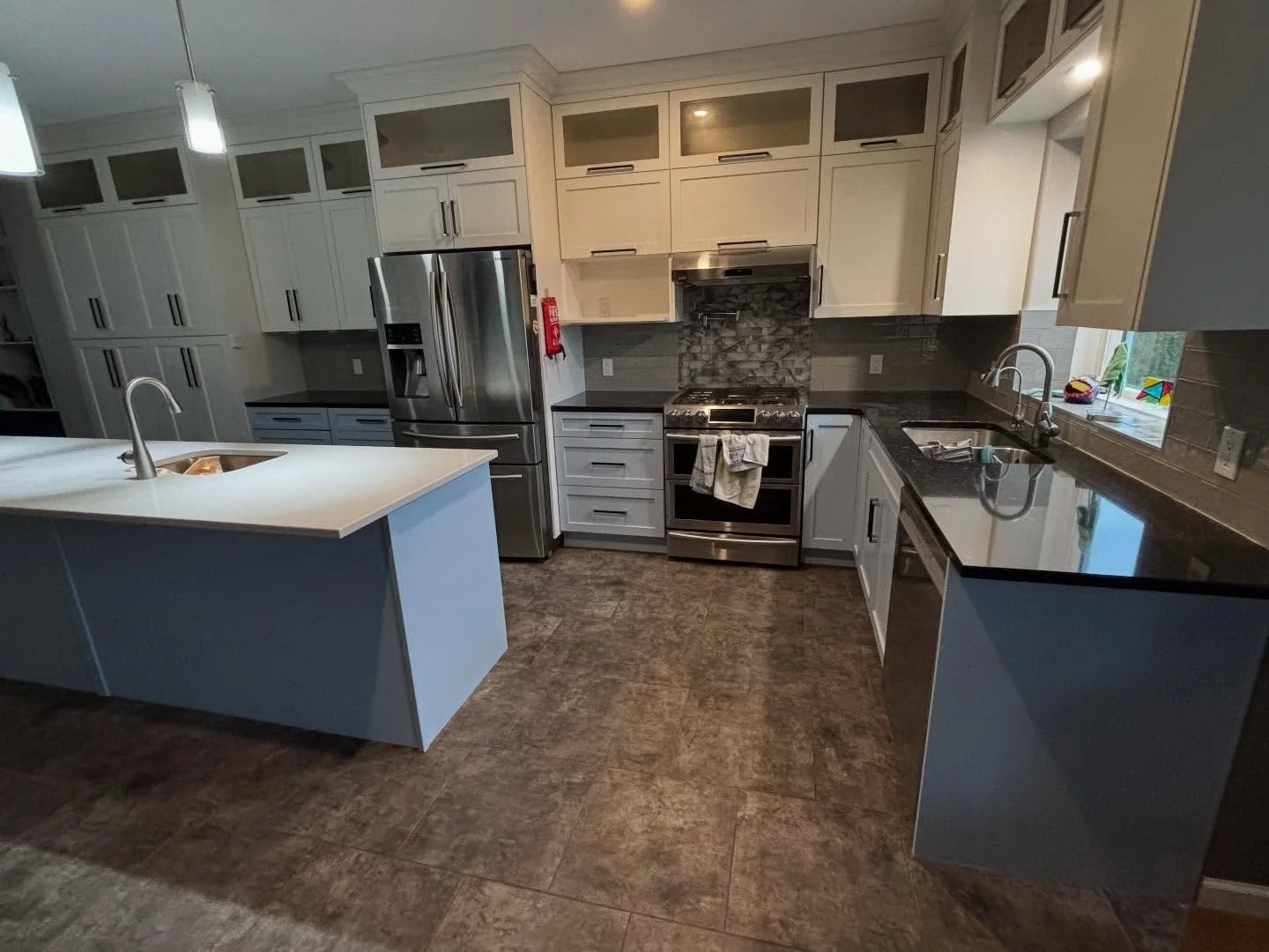 Damaged lower cabinets but uppers are fine?

This customer used it as an opportunity to go two-tone and we like it!

#cabinetrefinishing #twotonecabinets #coldstream