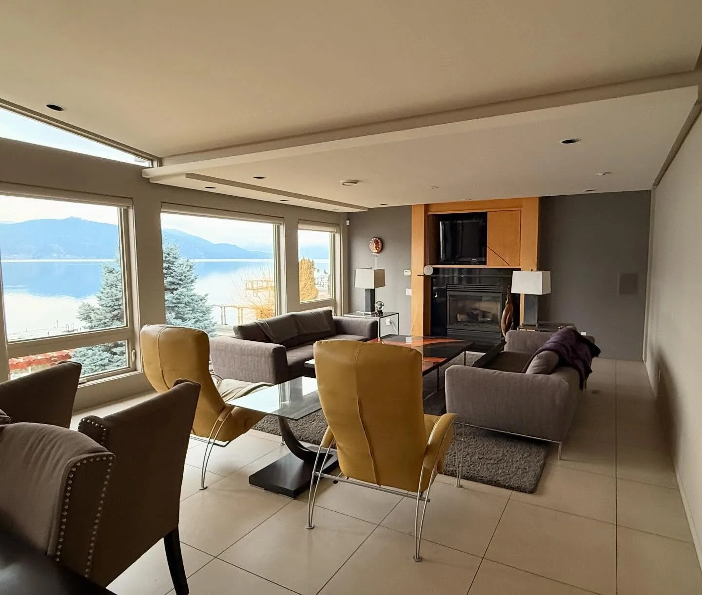 It might be the middle of winter, but we still love working down by Okanagan Lake 👌

Walls/trim in a colour drench with Willards Taupe in Benjamin Moore Regal Matte

@benjaminmoorevernon