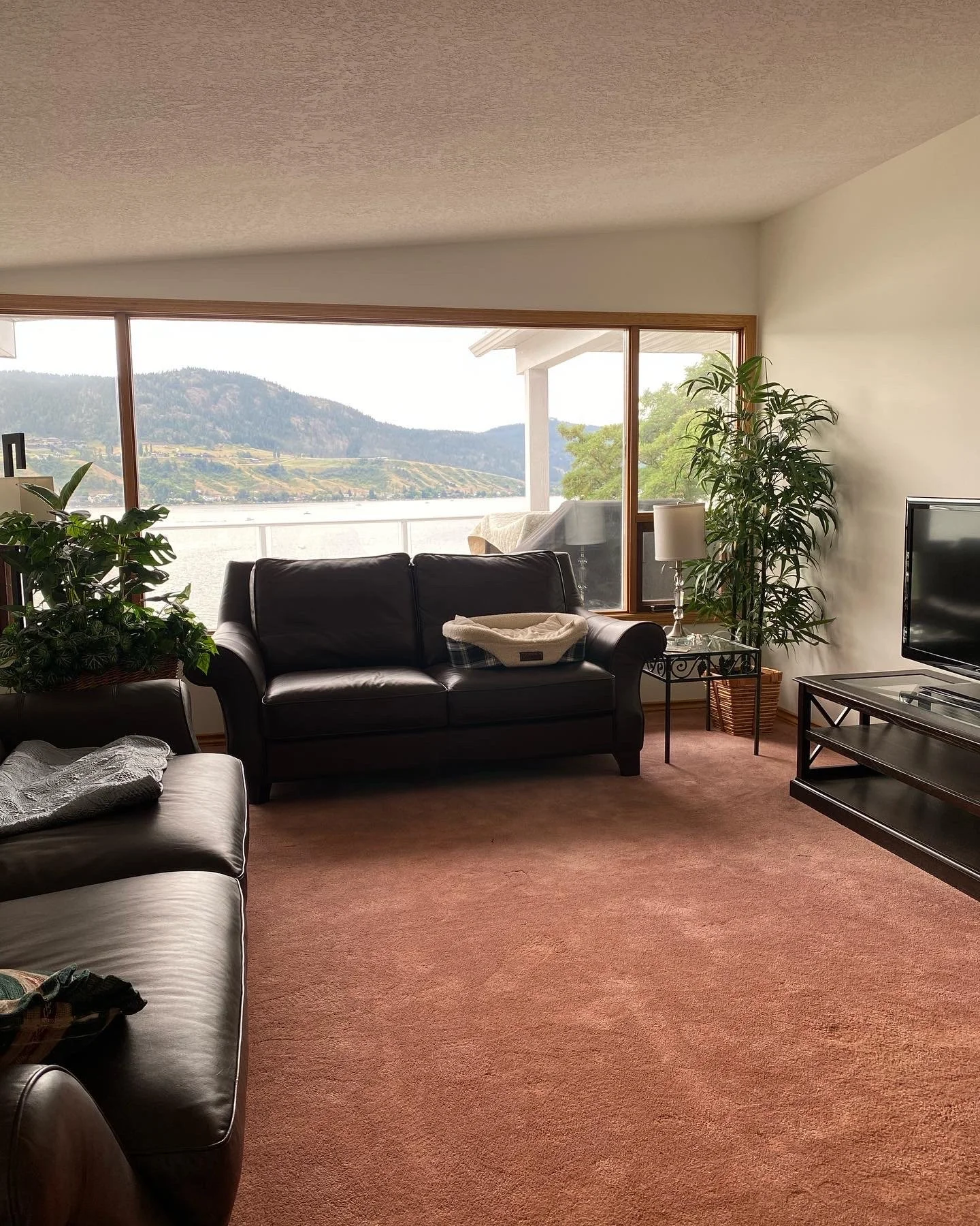 interior-repaint-in-okanagan-landing-living-room-with-okanagan-lake-views