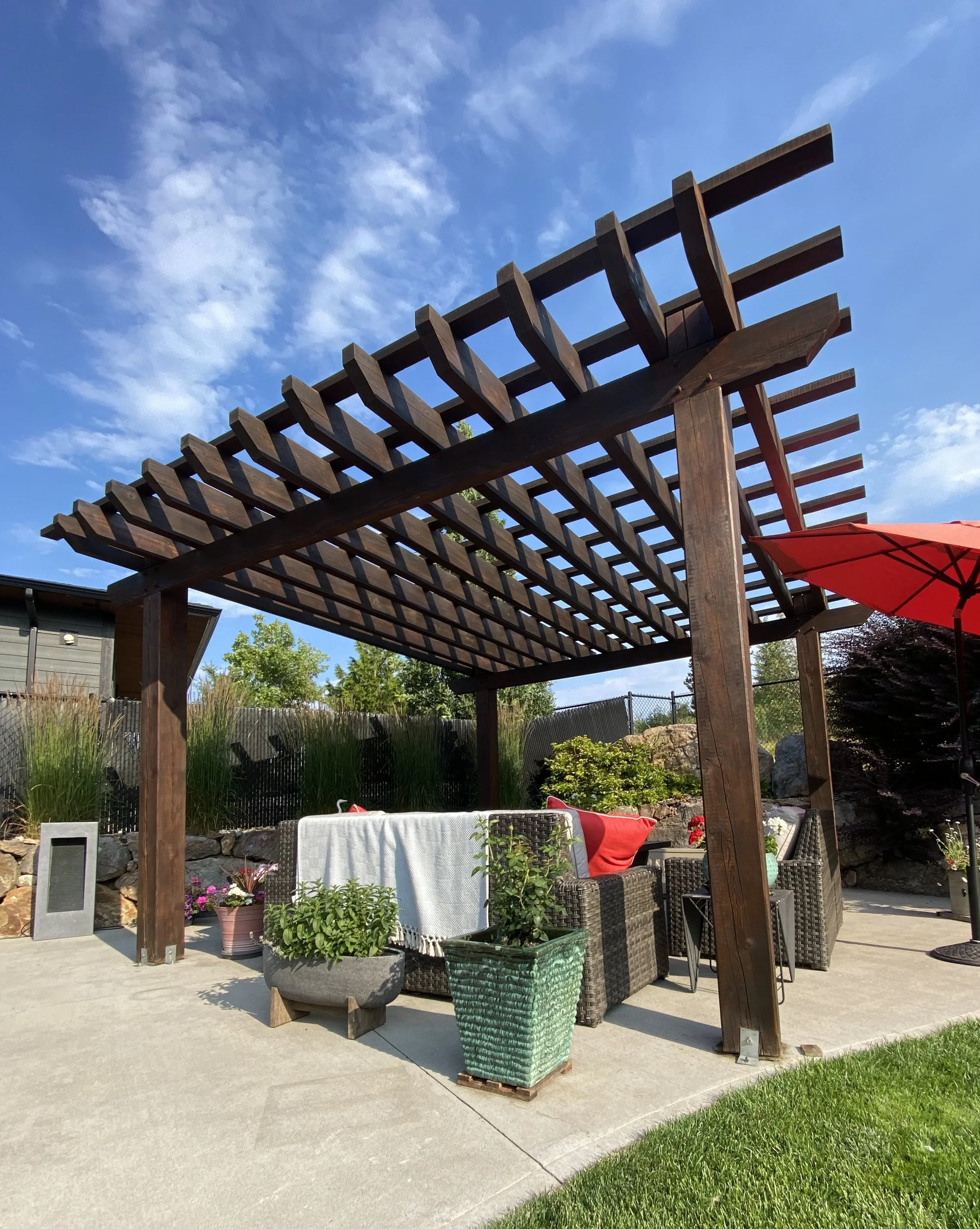 freshly-stained-wood-pergola-on-vernon-bc-backyard-patio