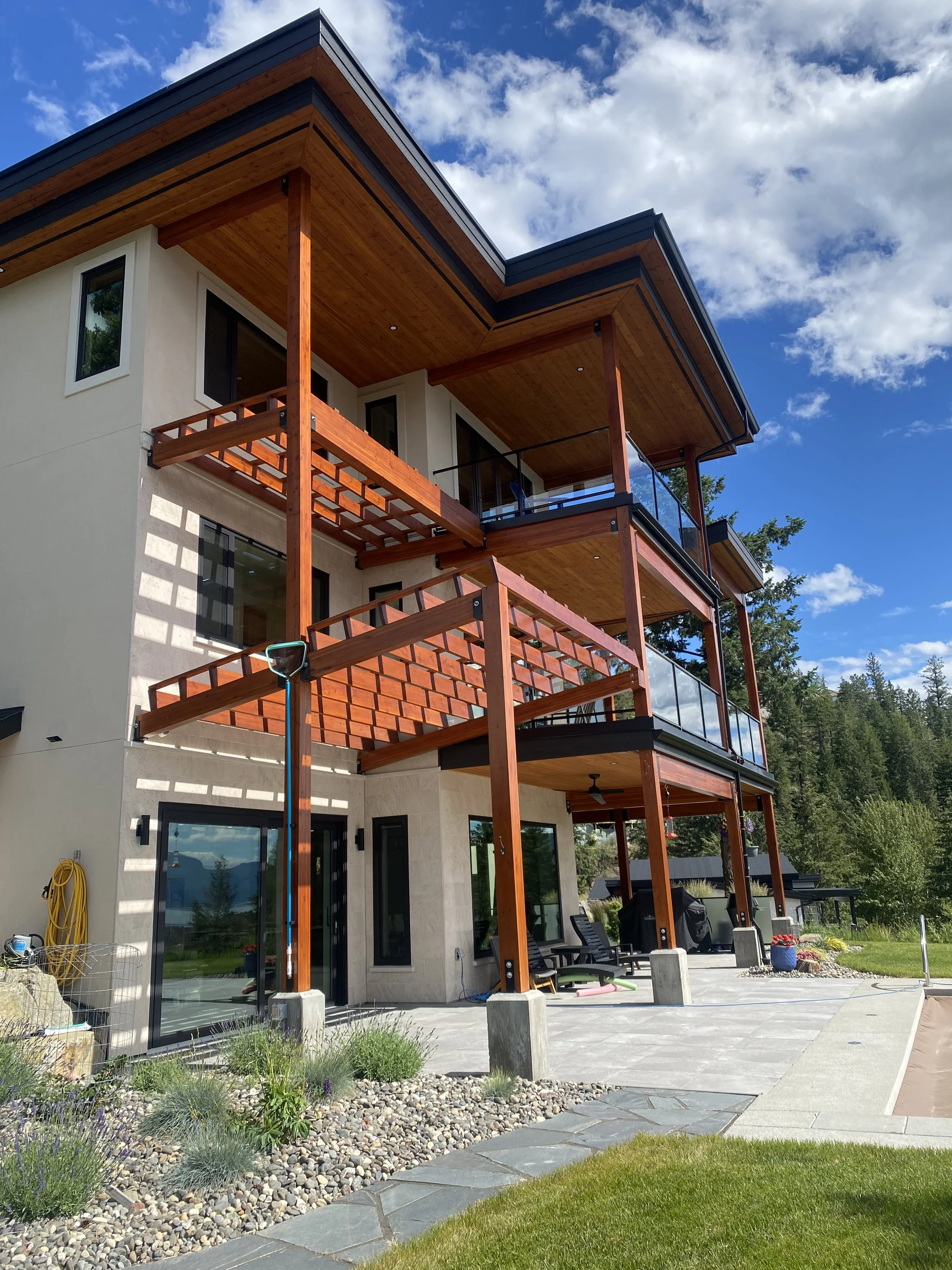 cedar-post-and-railing-staining-on-modern-okanagan-home-with-multiple-decks