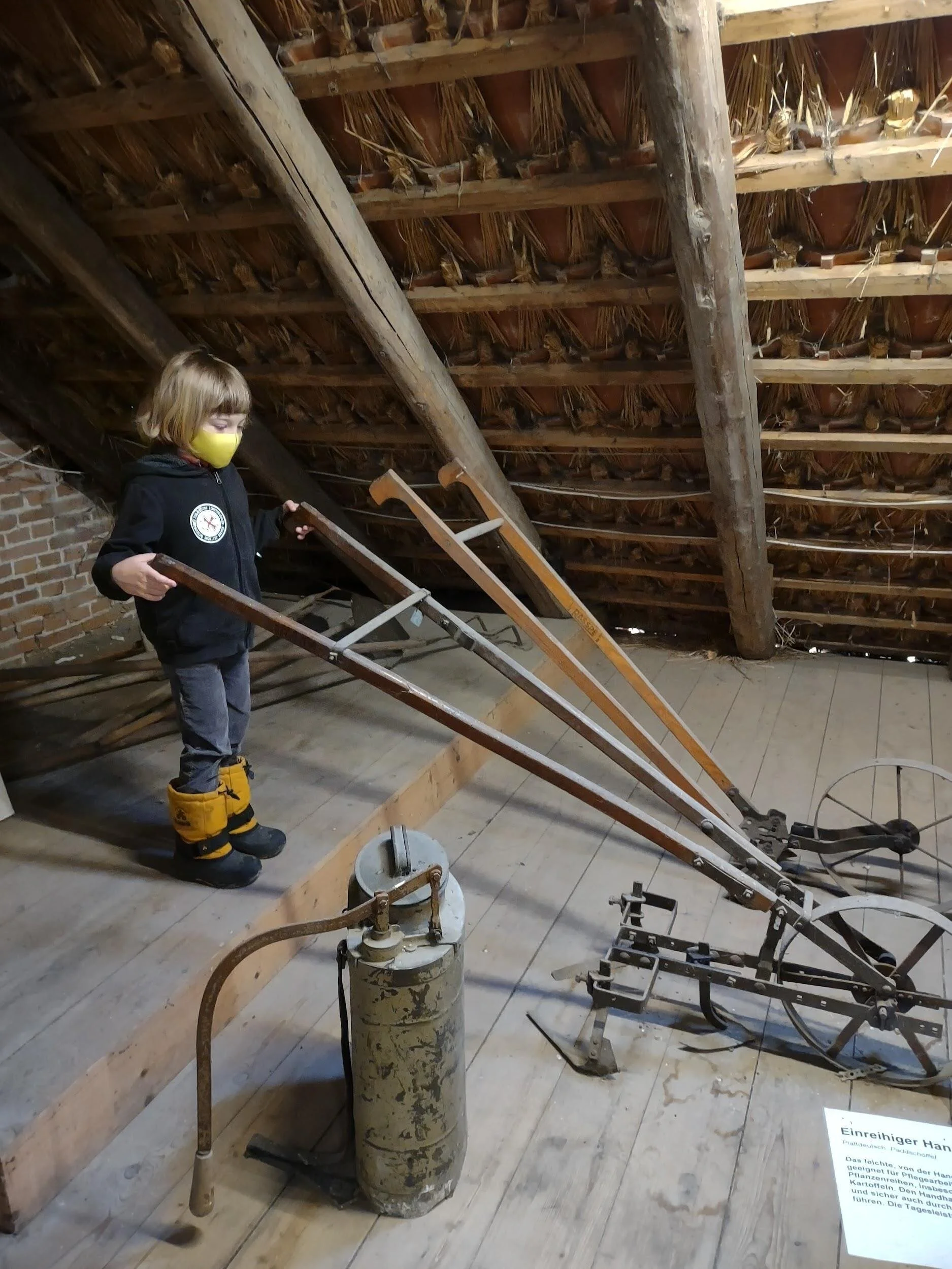 See the thatching still on the roof underneath the clay tile?&nbsp;