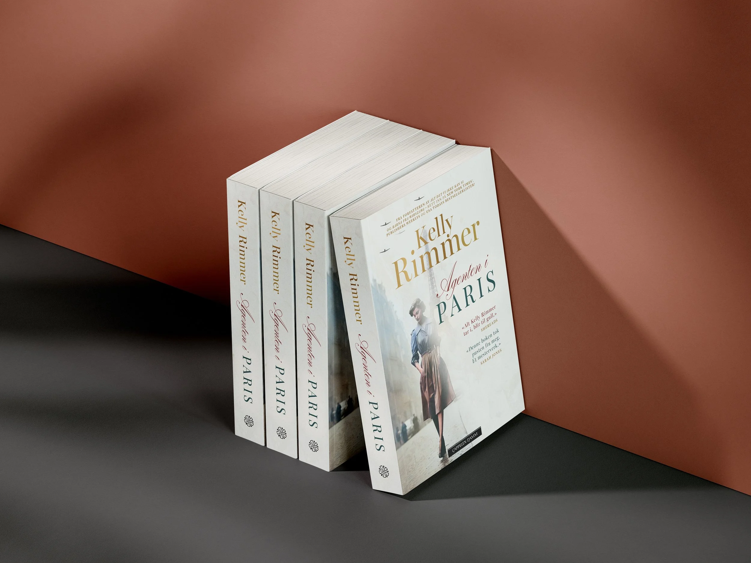 Agenten i Paris_Free_Book_Mockup_5_Rød.jpg