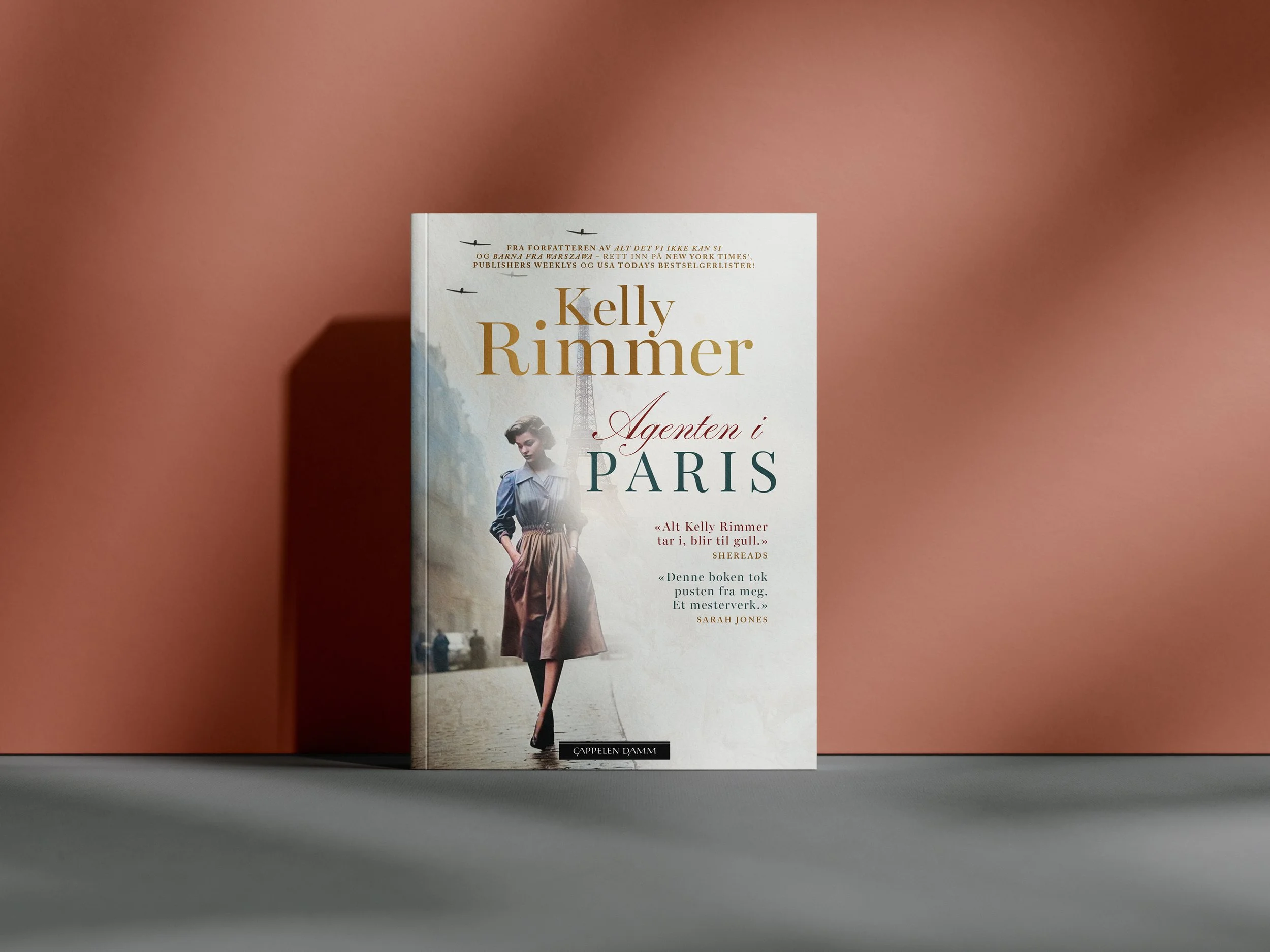Agenten i Paris_Free_Book_Mockup_2_Rød.jpg