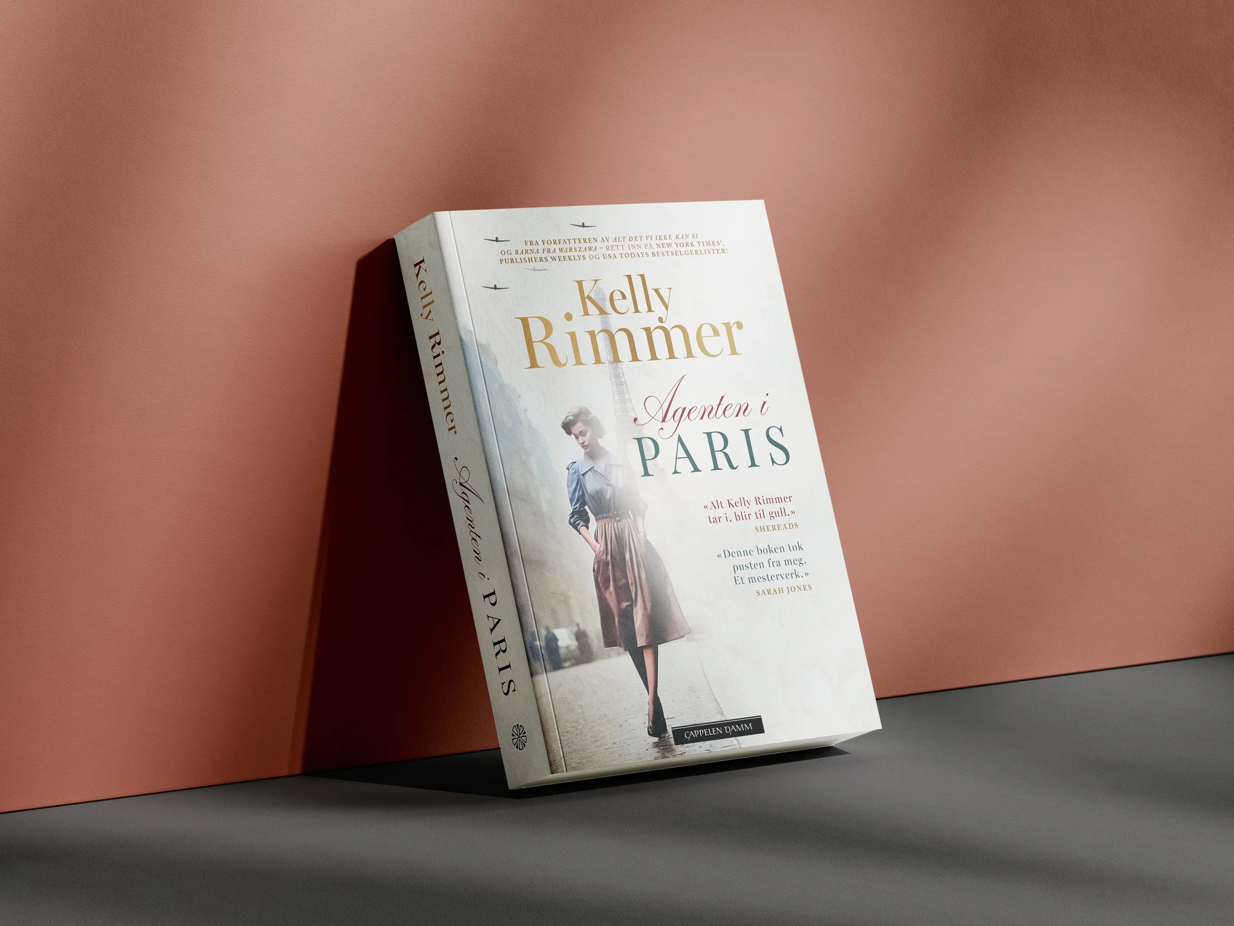 Agenten i Paris_Free_Book_Mockup_1_Rød.jpg