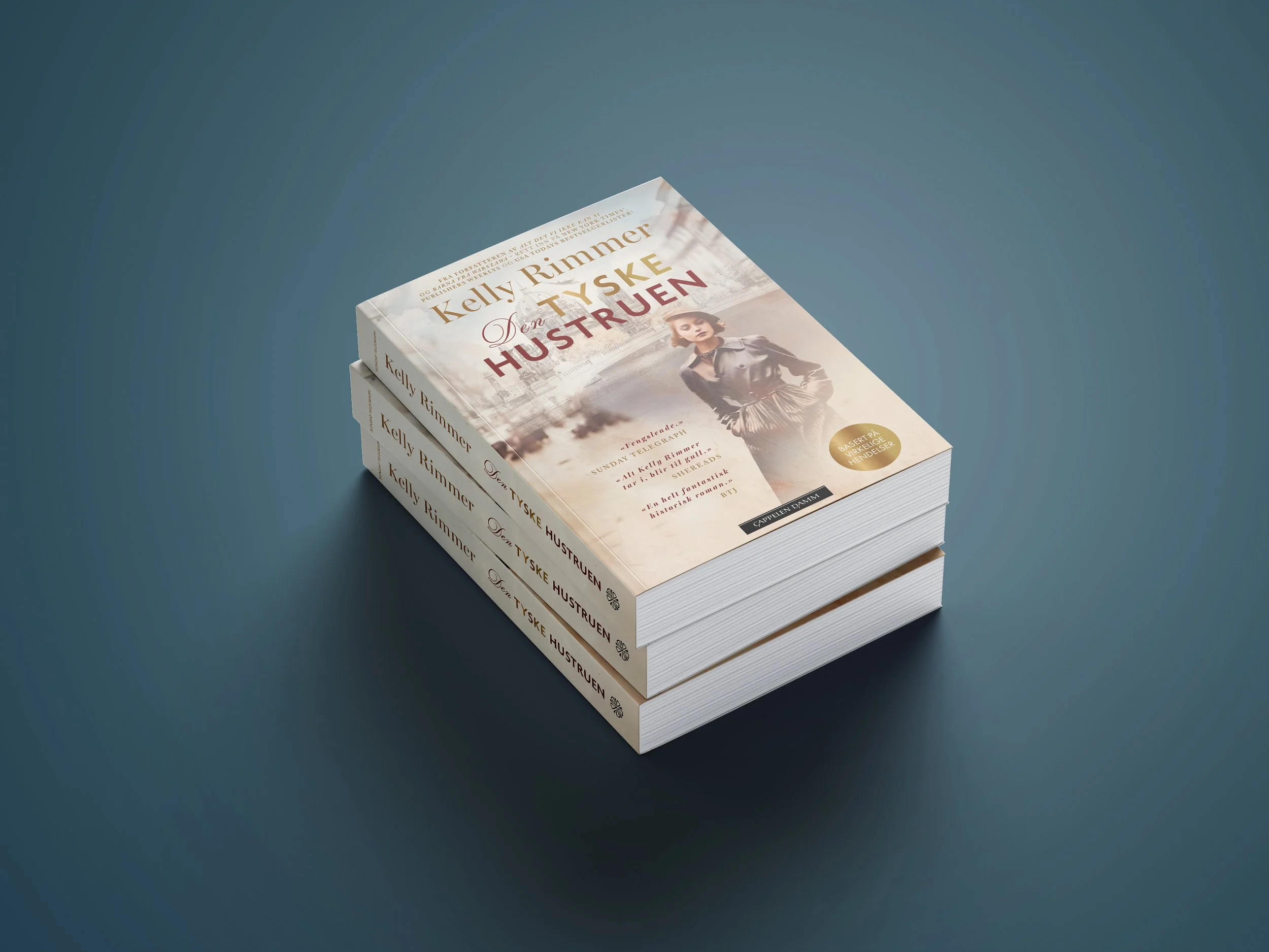 Den tyske hustruen_Soft_Cover_Book_Mockup_02_Elegant blå.jpg