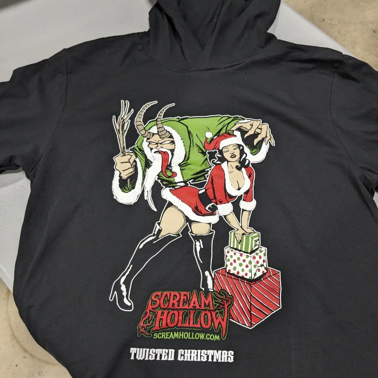 New design and 5 color print for Scream Hollow's Twisted Christmas event! Swipe to see the color layers in action! Merry Christmas to all you lovely oddballs out there!