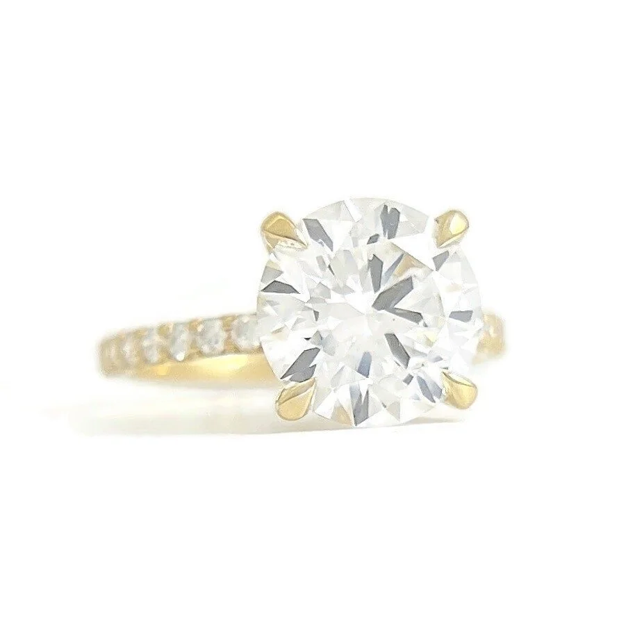 Round Diamond Engagement Ring in Yellow Gold