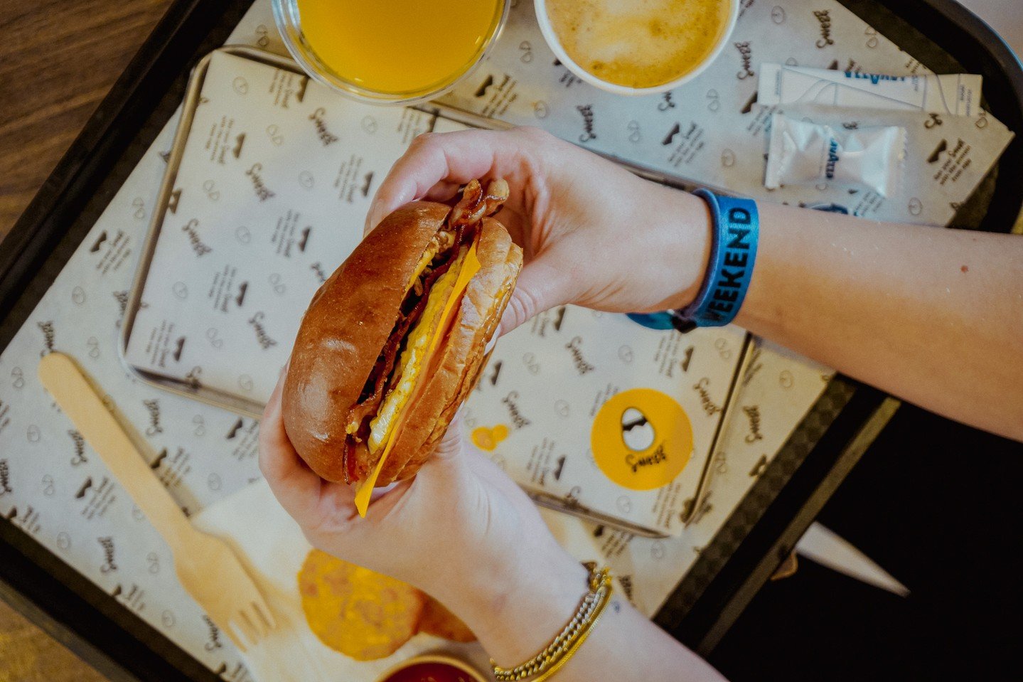 Het perfecte ontbijtje &mdash; volgens velen. ☀️🥪

Vers gebakken ei, gesmolten kaas, crispy bacon en een goede koffie of sapje erbij.
De ideale start van je dag, zonder stress, zonder gedoe.
Ontbijten is een eitje. 💛

---

The perfect breakfast &md