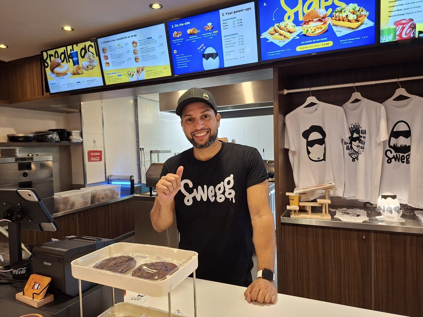 Elke dag ontmoet ik weer enthousiaste fans van Swegg &mdash;
jullie energie, verhalen en support maken het harde werken z&oacute; veel leuker. 🙌

Van 08:00 tot 20:00 sta ik hier met trots,
en ik geniet van elk moment.

Dank voor jullie vertrouwen, e