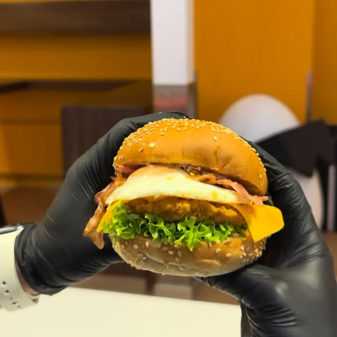 Hebben wij het kip-of-ei probleem opgelost?

Bij ons kwam het eitje eerst.
En nu ook de kip. 🐔🔥

Dus hier is &rsquo;ie dan.

Nieuw: Deluxe Chicken &amp; Bacon. 💯
Het eitje kwam eerst.
Maar de kip is nu ook welkom.

Kom je &rsquo;m testen? (Hij is 