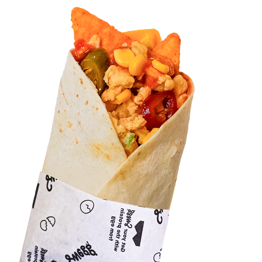 Een tortilla wrap gevuld met Swegg Scrambled egg, maïs, pepers, en Doritos chips, ingepakt in papier.