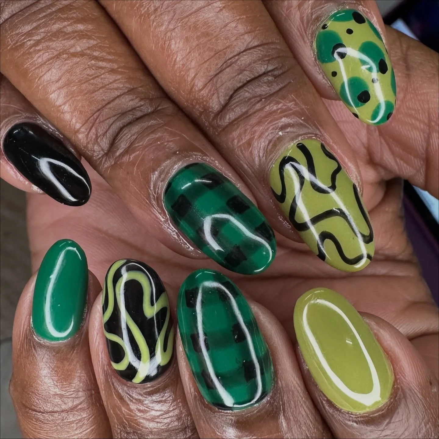 This week in nails (reverse chron order)
1. 15 min freestyle: buffalo plaid + squiggly lines + 2Xpolka dots
2. Chrome &amp; stained glass chrome lotus
3. Chrome + ombre 
4. 40 min freestyle: composition book + Nazire shoutouts + 2XPolka dots + bookwo