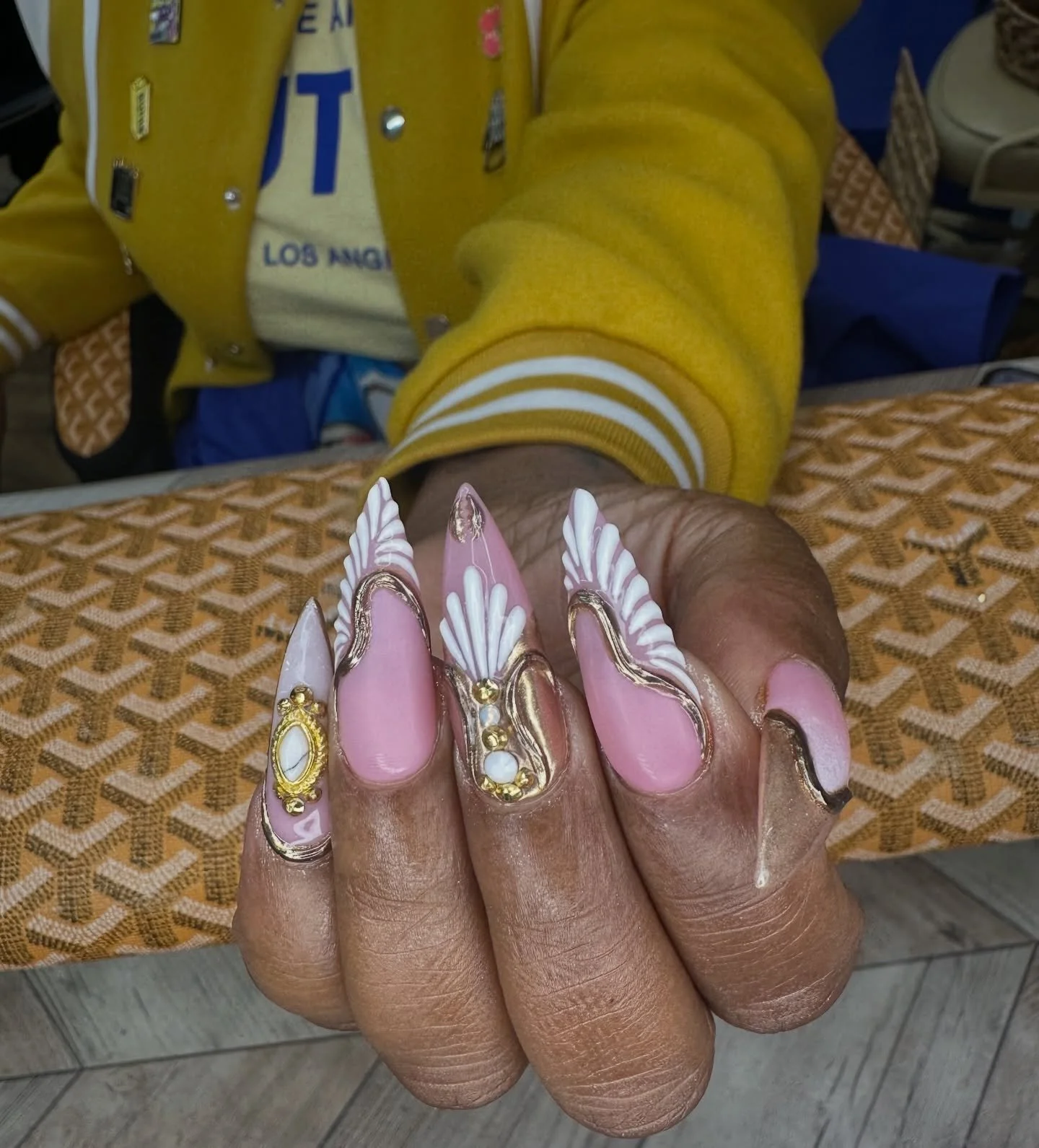 Heavy glam drip for @deonna_heartbeat on her way to @butterartfair LA 🤩
Inspired by last pic (&ldquo;what she asked for&rdquo;)
Fresh set of @apresnailofficial Long Stiletto
Custom sheer pink
Ombre, isolated chrome, textured chrome, crystals &amp; c