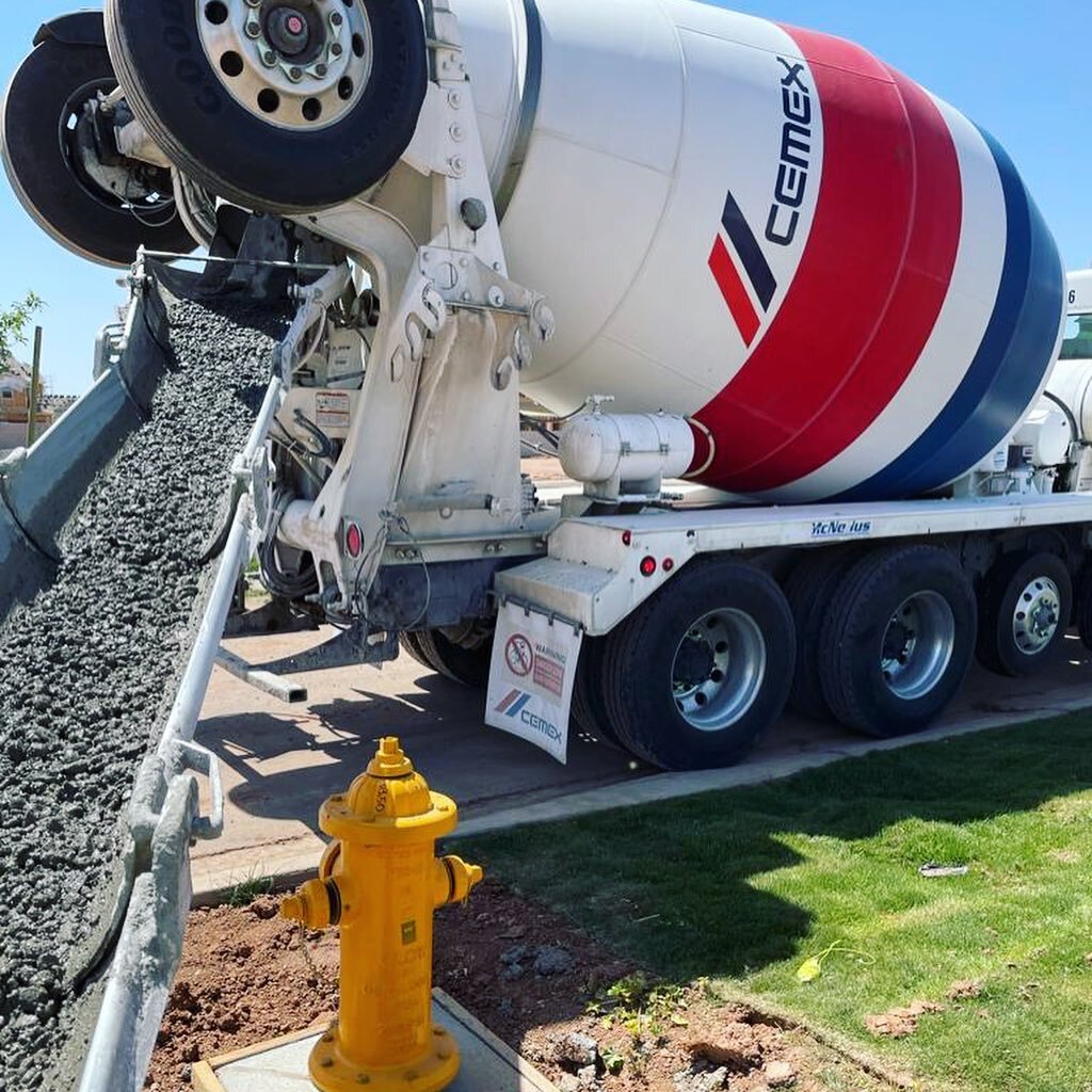 It&rsquo;s a great day to pour cement!! 🚧 SWIPE ➡️➡️ to see us in action 🦺 #phoenixaz #arizona #newcement #concreteconstruction #pouringconcrete
