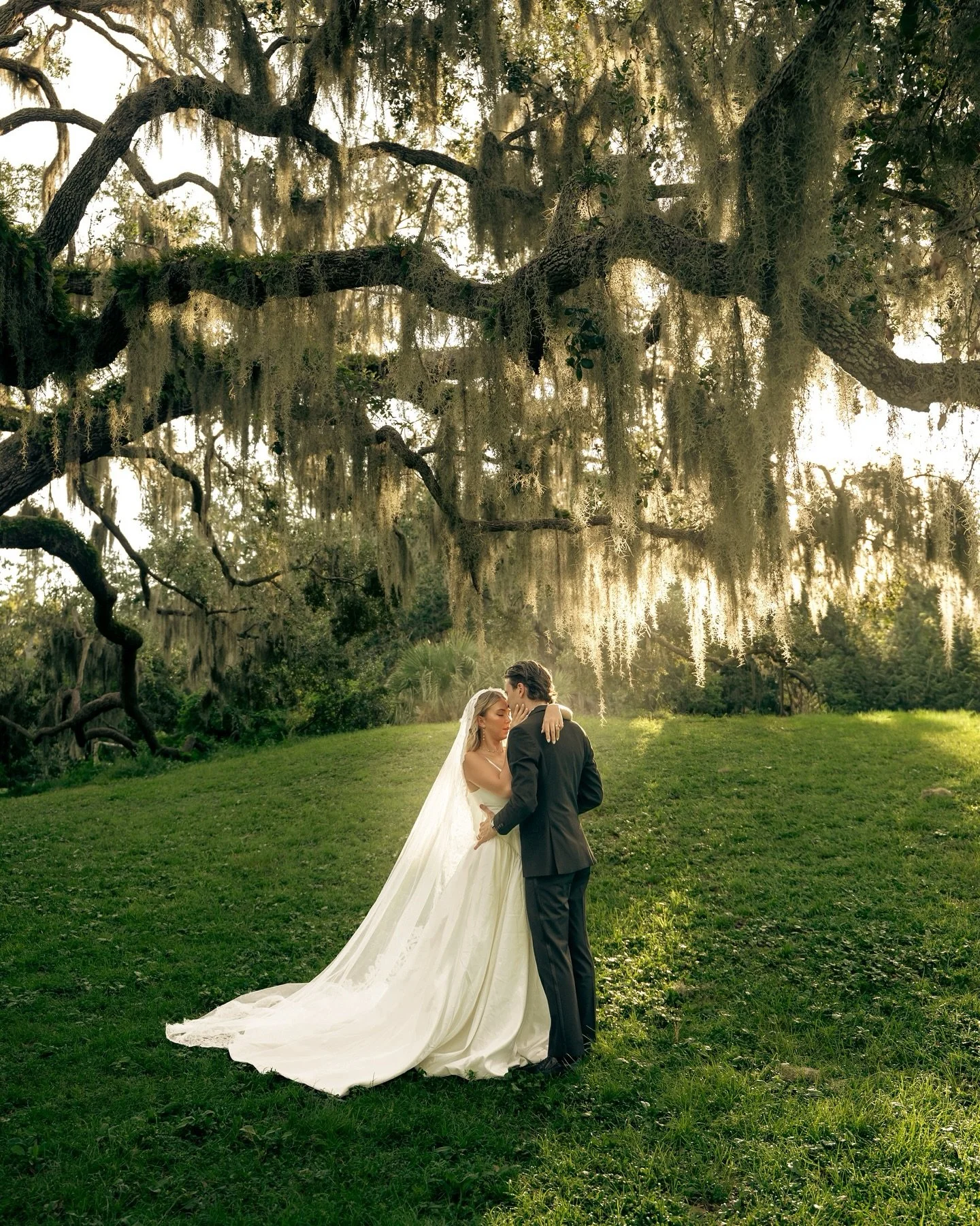 a sweet sweet love🕊️
do you have a favorite??

Dress: @rawgoldenrentals 
Cake: @emerald.flour 
&bull;
&bull;
#clearwaterbeach #clearwaterbeachflorida #clearwaterphotographer #couplesphotographer #stpetersburg #stpetephotographer #indianrocksbeach #d