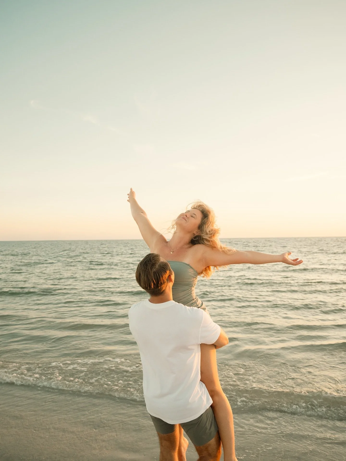 late summer sunsets accompanied by a whole lotta love 🐚☀️
&bull;
&bull;
#clearwaterbeach #clearwaterbeachflorida #clearwaterphotographer #couplesphotographer #stpetersburg #stpetephotographer #indianrocksbeach #dunedinfl #stpetebeachphotographer #ta
