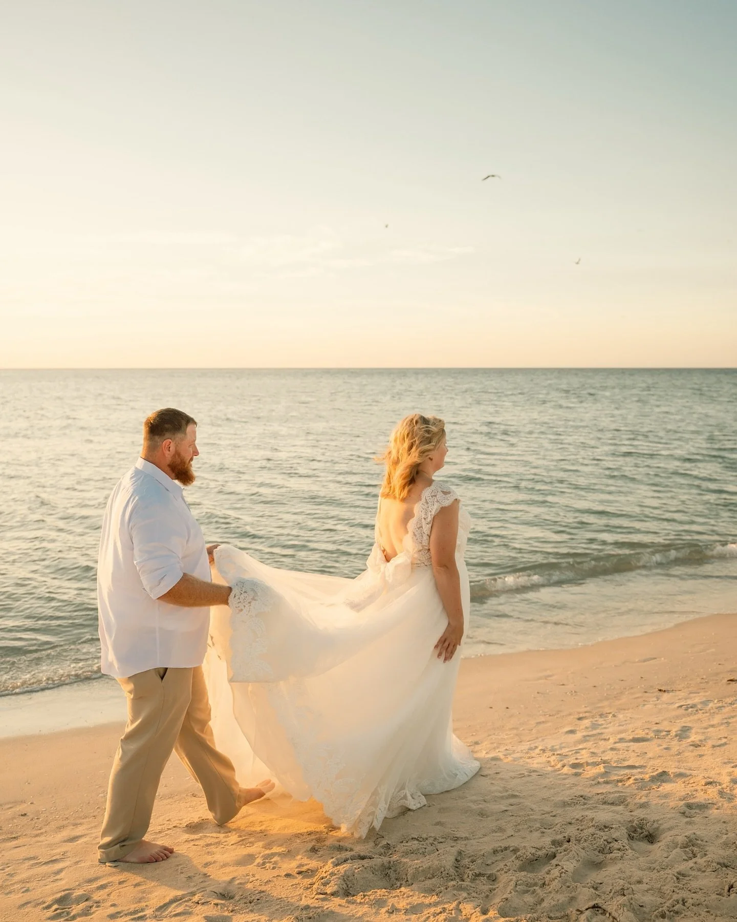 tiny elopements have my heart🥺🩵 Lauren and Jake&rsquo;s intimate vow exchange was such an honor to be apart of!!
&bull;
&bull;
#clearwaterbeach #clearwaterbeachflorida #clearwaterphotographer #couplesphotographer #stpetersburg #stpetephotographer #
