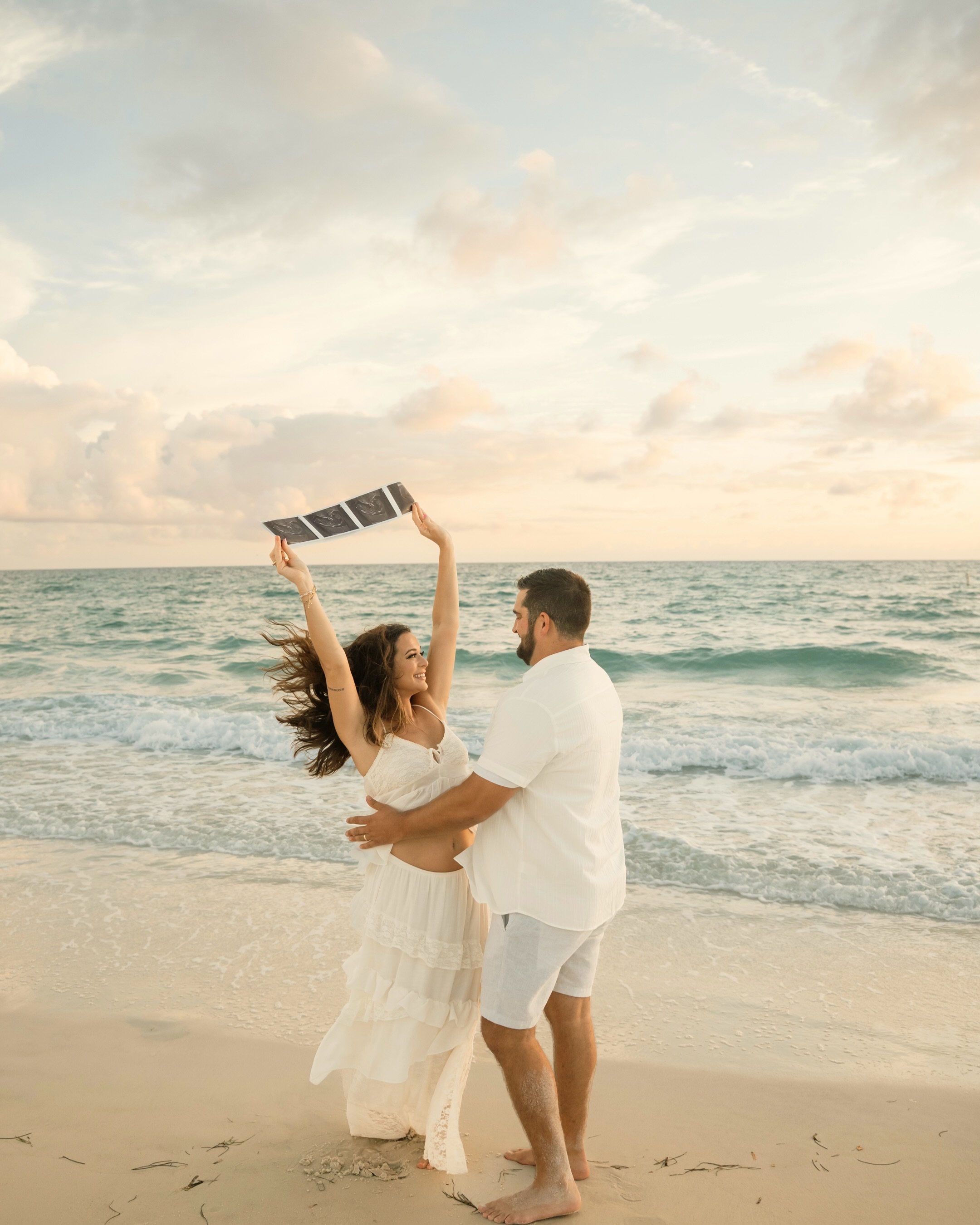 a perfect sunset on Anna Maria for these perfect parents to be🩷

#clearwaterphotographer #pregnancyannouncement #couplesphotographer #stpetersburgfl #tampaphotographer