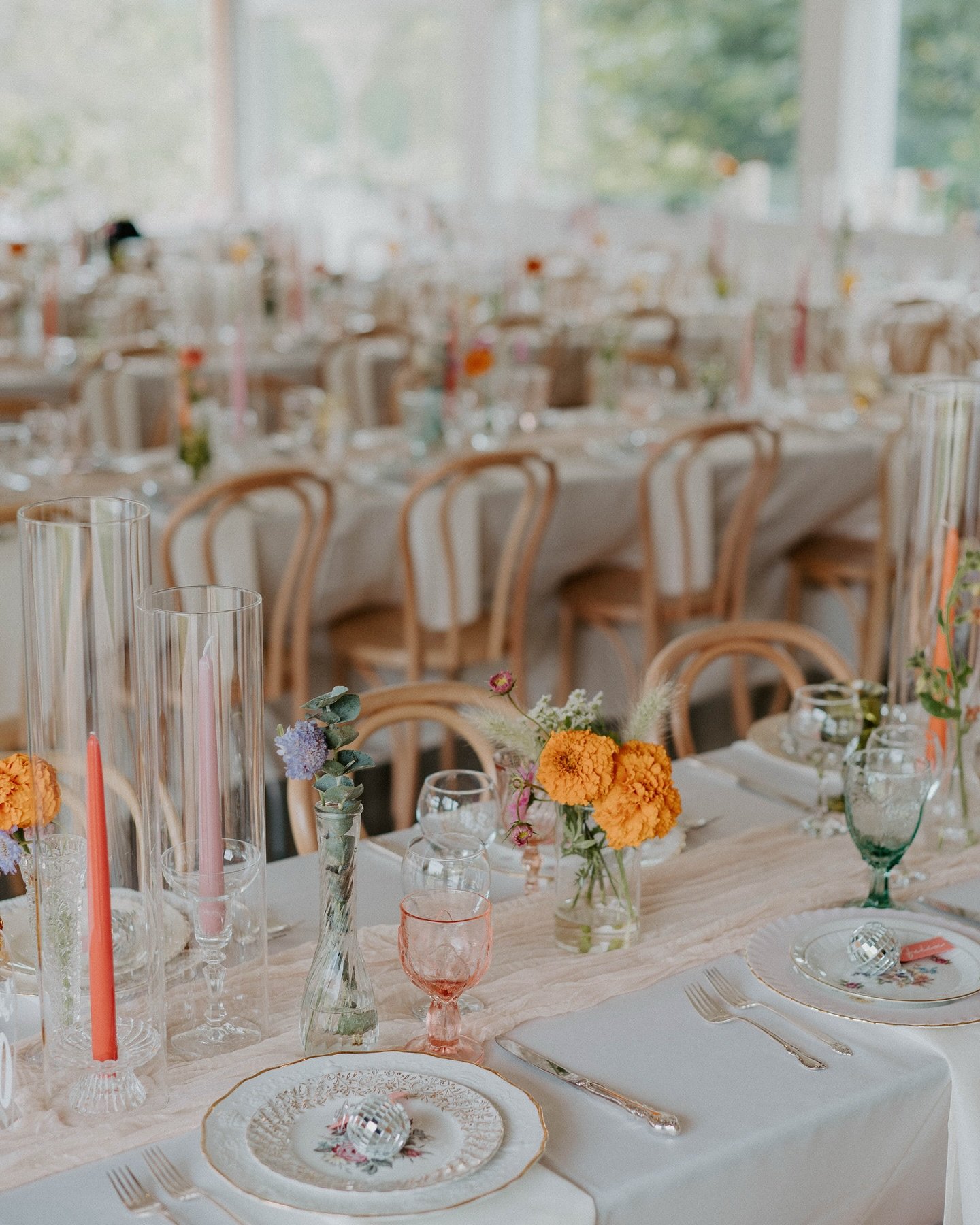 Spring vibes in full bloom 🌸 Vintage charm, bright colours, and cheerful sips all around the table! 🥂 ⁣
Ready to style your own? Rent now and bring the joy to your next event!⁣
⁣
⁣
Photographer:⁣ @daniellemcfaul⁣
Venue: @le.peaches.and.cream⁣
Vinta