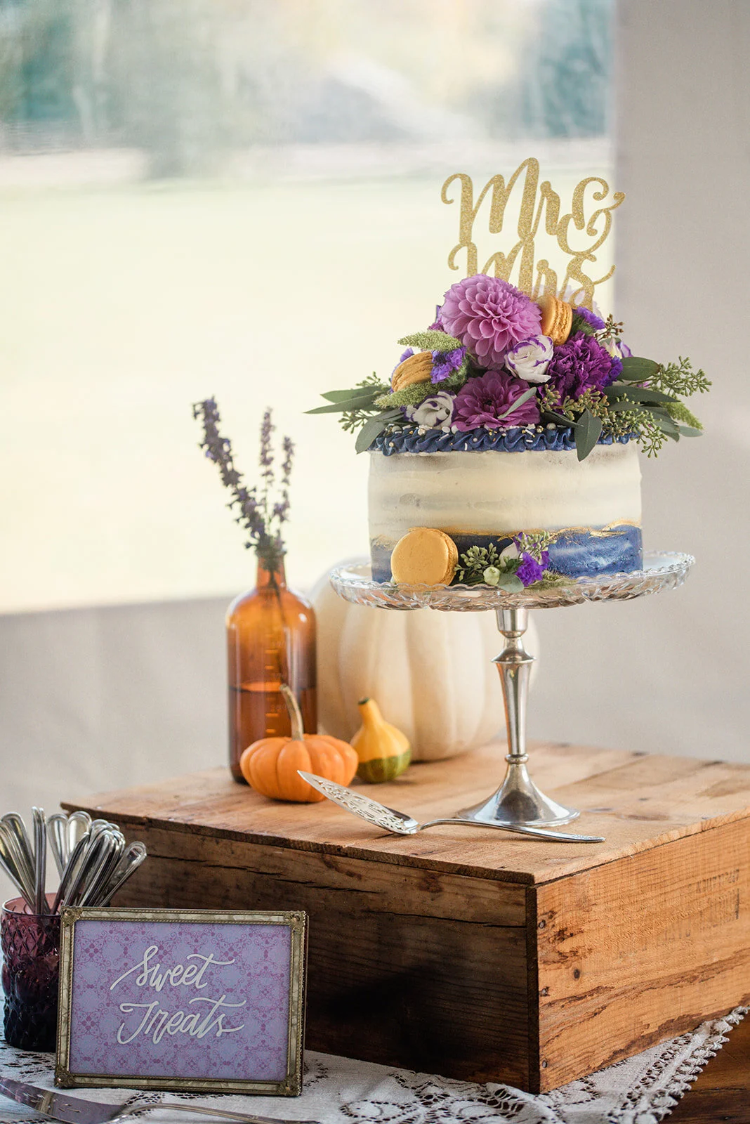 wedding cake on a wooden crate 