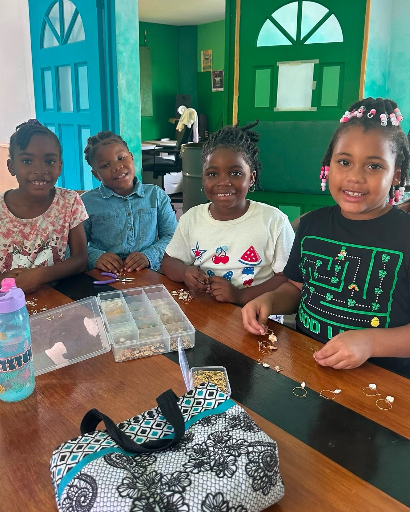 Brooke, an inspiring 11-year-old spending her summer in Bequia, recently hosted a fun jewellery-making workshop! ✨

With her guidance and their own creativity, participants designed their own unique bracelets and necklaces while learning new skills a