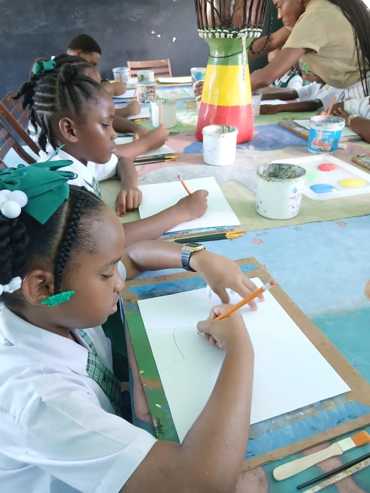 We&rsquo;ve officially kicked off our latest Arts workshop in partnership with the Seventh Day Adventist Primary School! 🎨✨

This week, we welcomed 16 students in grades 5 and 6 for the first session of this 7-week programme, where they&rsquo;ll exp