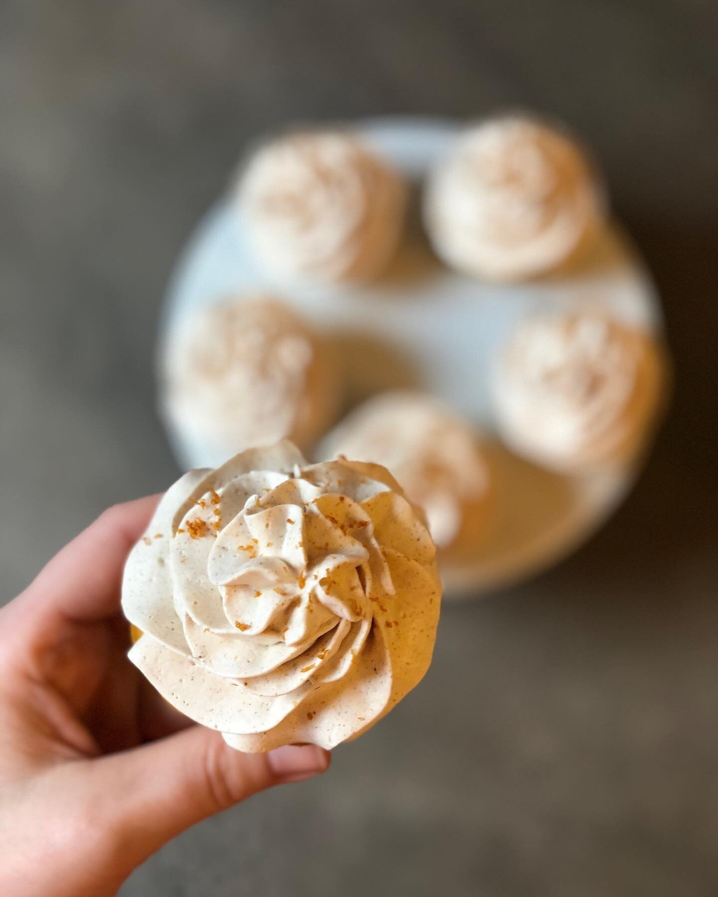 Pumpkin Cupcakes with Cinnamon Cream by @krodi_plant_based_cooking⁠
🧁 who by now we know she is always making mouthwatering treats.⁠
⁠
🧁⁠
It&rsquo;s a pumpkin pancake batter filled with chocolate chips and topped with a cinnamon-spiced cream&hellip