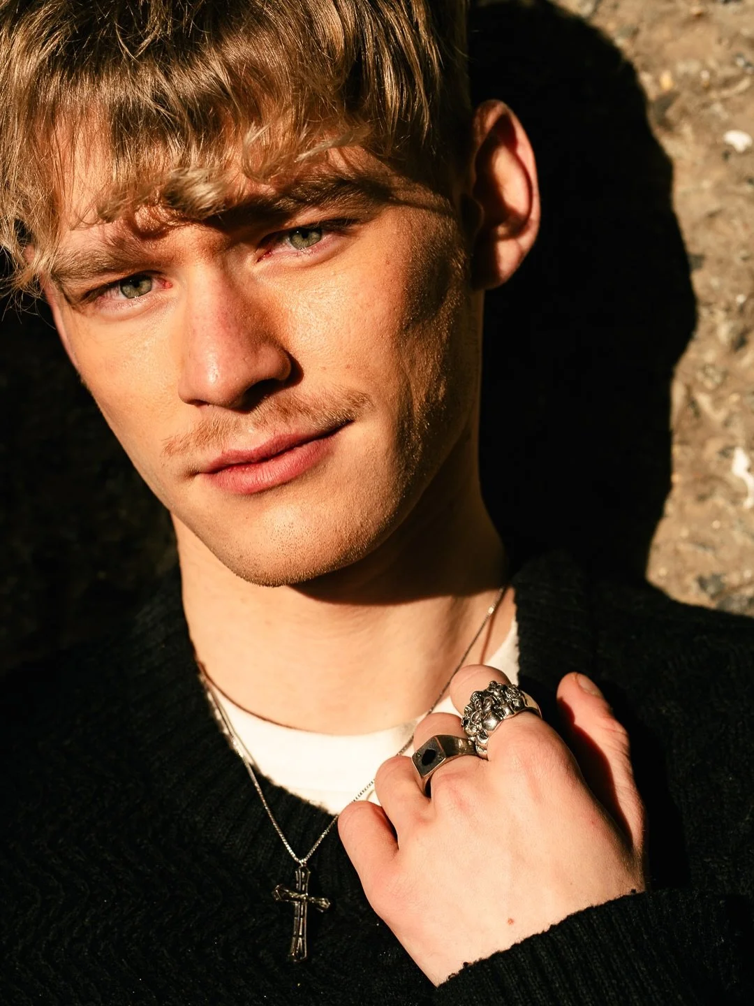 Sunshine, everybody loves the sunshine! ☀️ 

#PortraitPhotography #GoldenHourLight #EditorialPortraits #MensStreetstyle #SonyPhotography