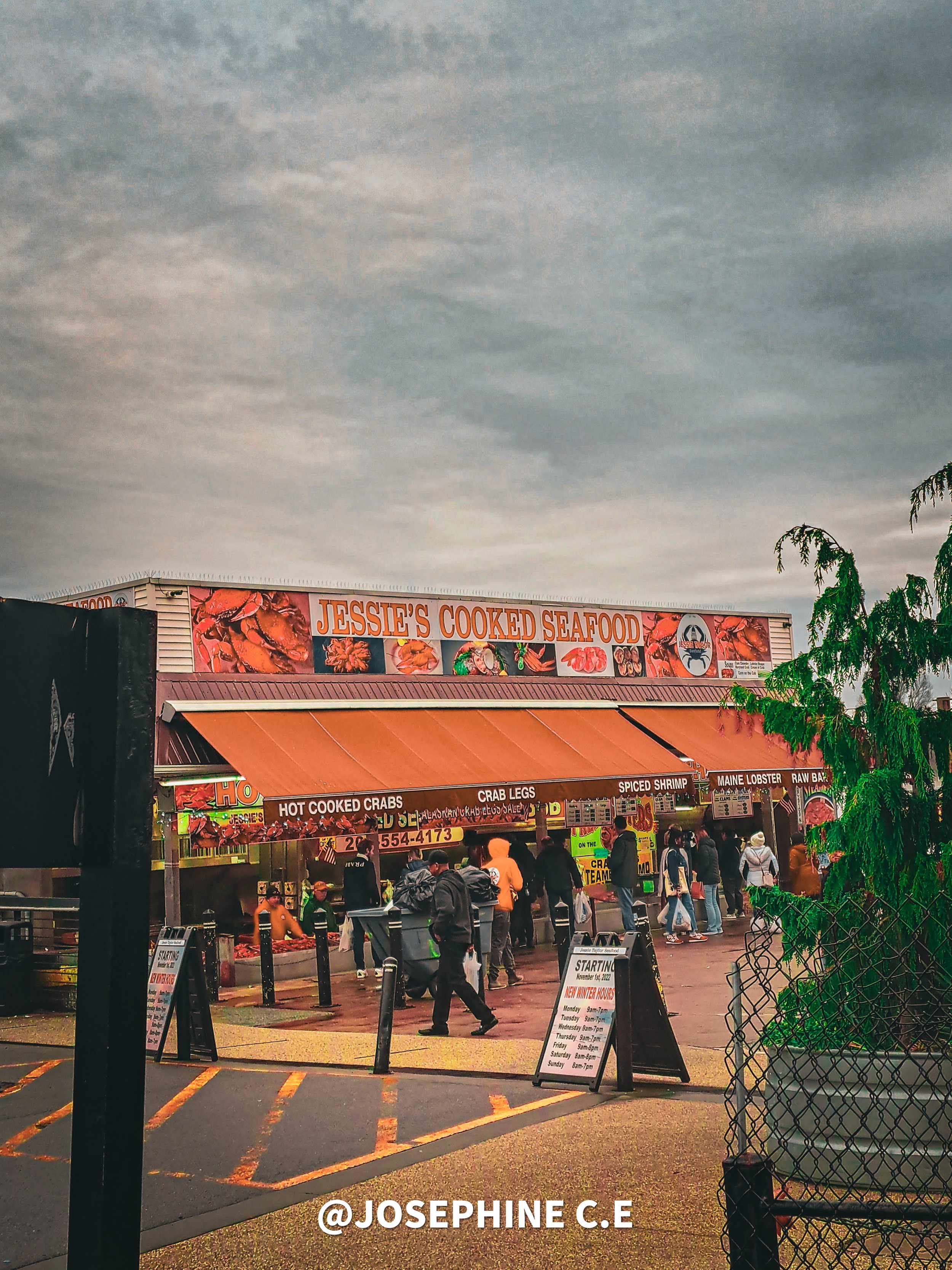 This place is a seafood place to buy freshly caught seafood and ask them to cook it for you with their remarkable taste of powder spices eat together with the king crabs.