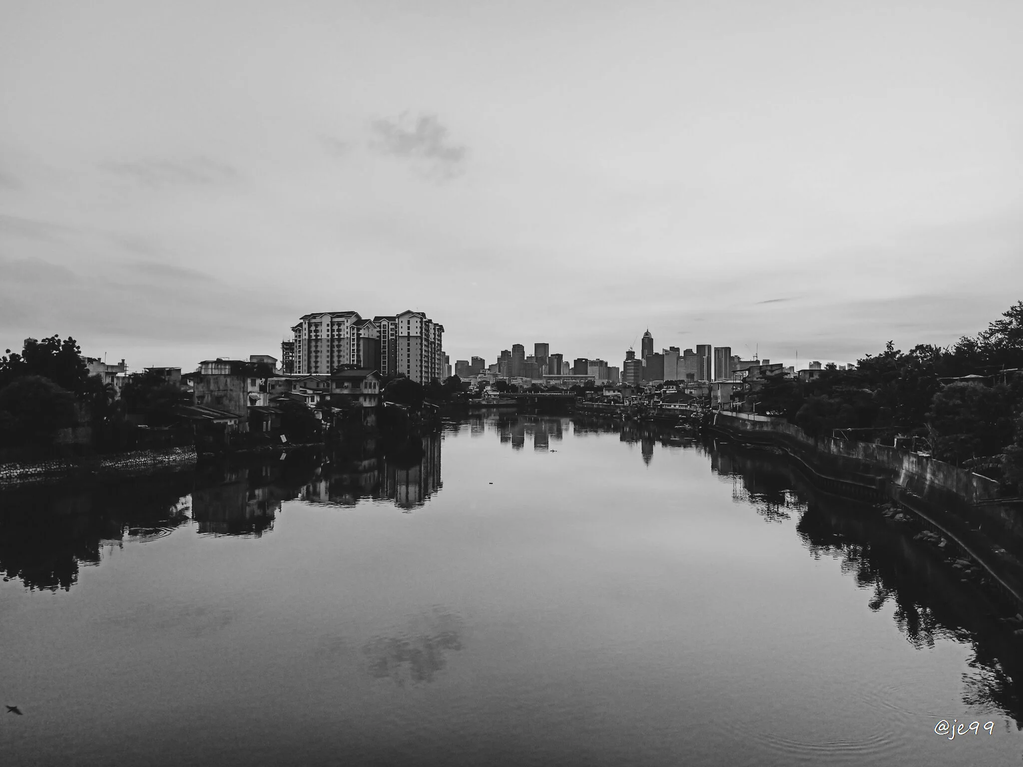 Astonishing Pasig city river view.
Before, the side of the river was full of man-made wood houses.