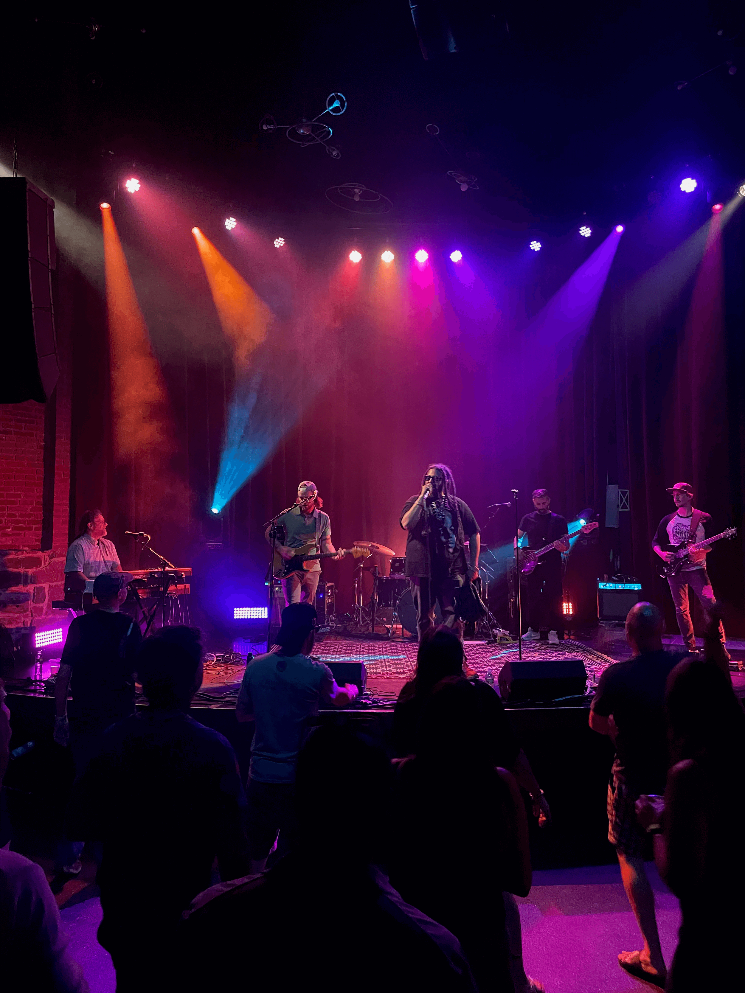 Dynamic concert lighting by Wallflower Event Design energized the Grateful for Biggie show with stunning effects and innovative lighting design.