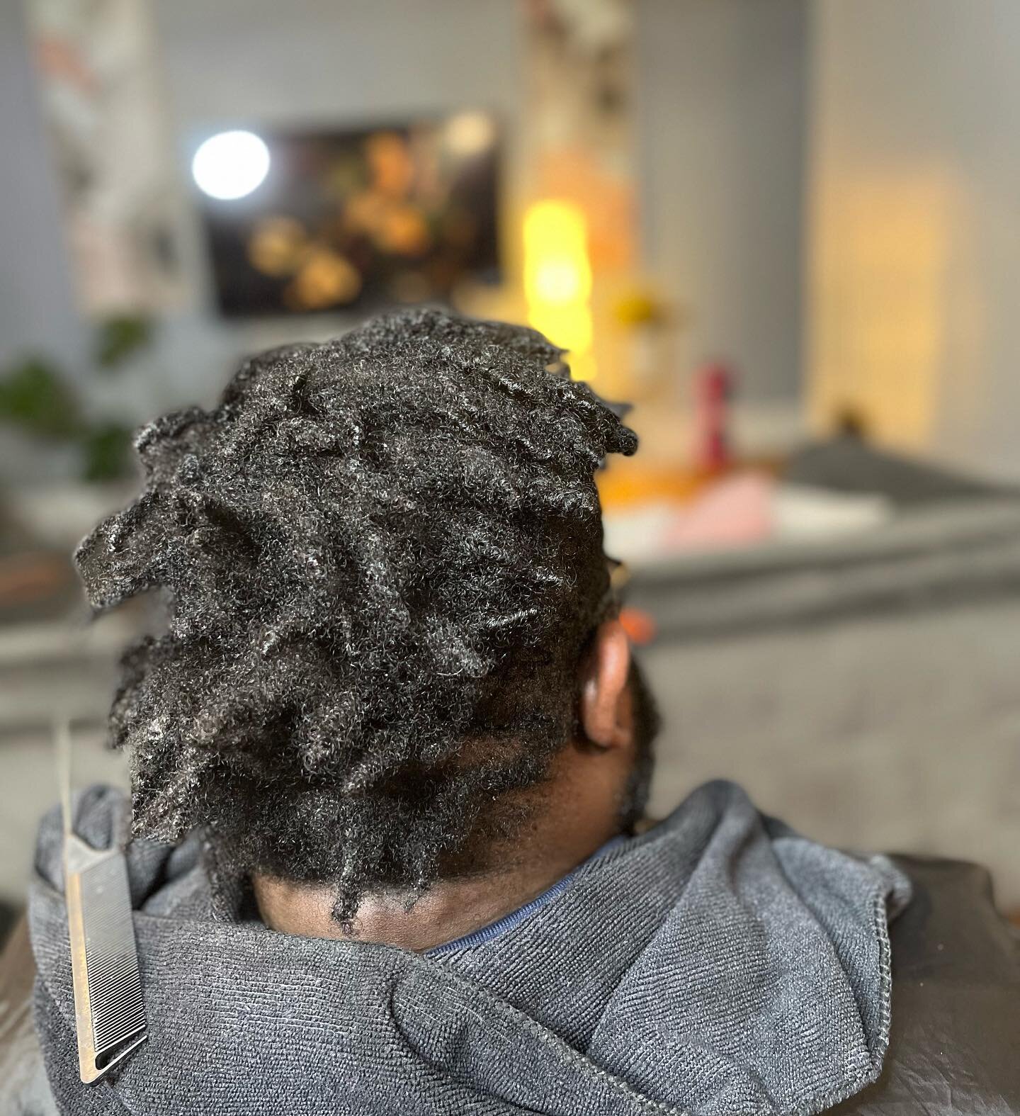 It&rsquo;s magical 💫
#swipe to see the #transformation 

✨Wash/conditioned 🥶
✨Retwist👌🏾
✨Styled ❤️&zwj;🔥
.
.Are you #booking or #looking ⁉️

#locdgirlsummer #loclady #locstyles #locnation #locstyles#towergrove#locs