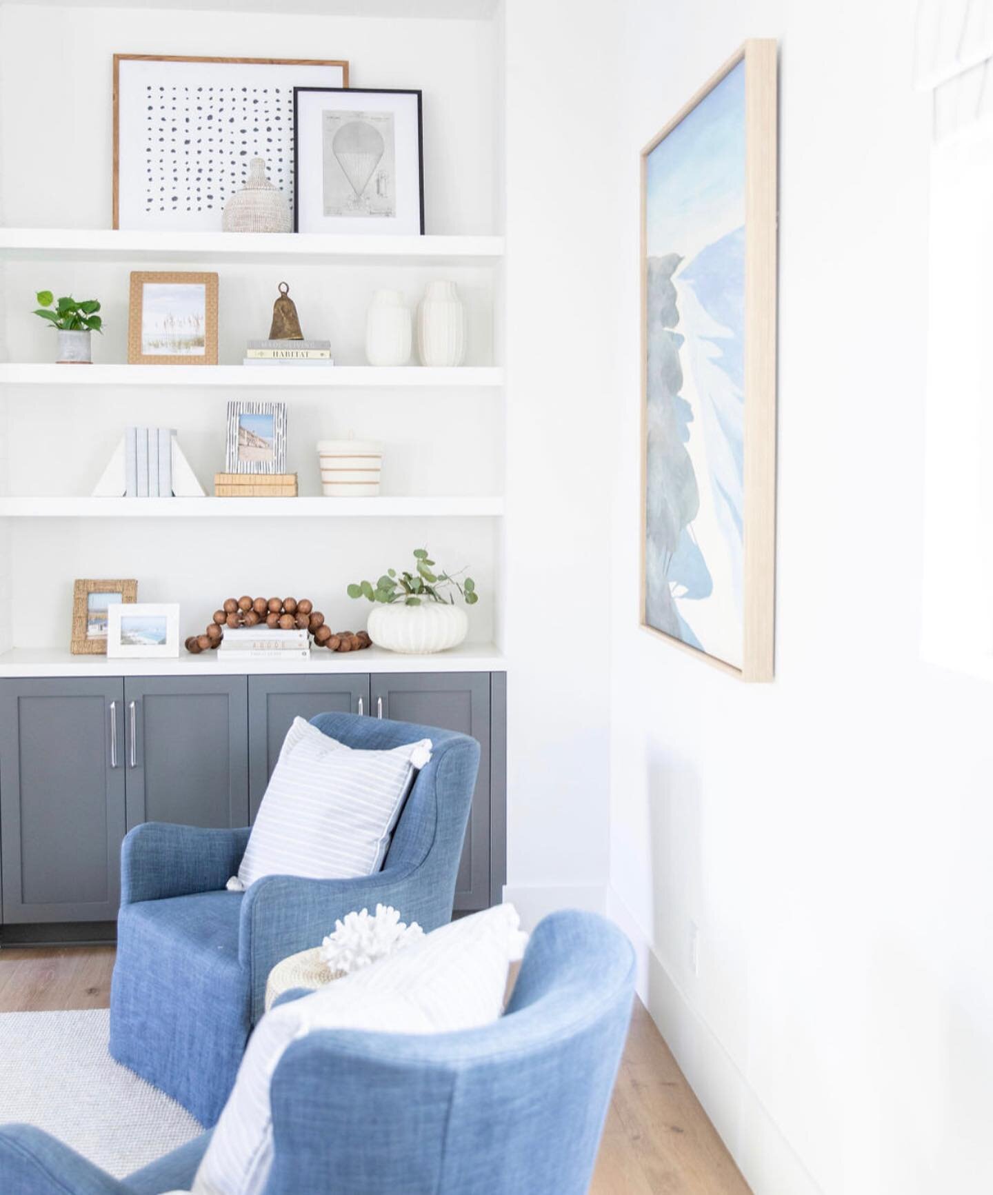 Excited to finally place these beautiful Elm Swivel chairs in the color Indigo in our newly designed home.
@anthropologie @serenaandlily 
Photocredit : @adrianamichelephotography