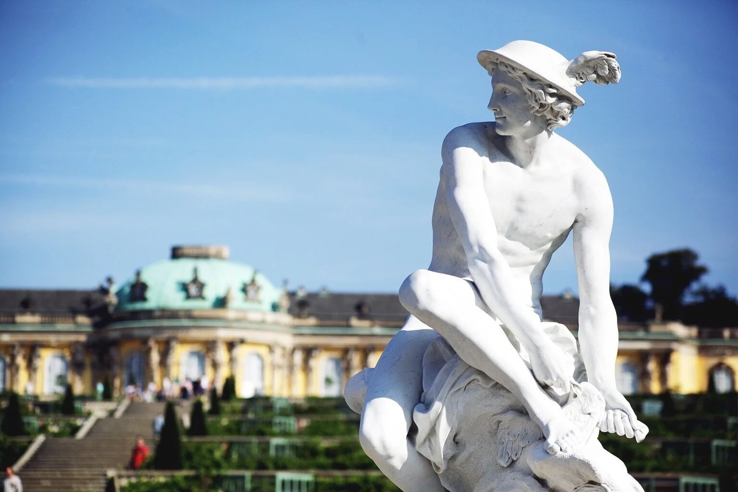 Potsdamer Parkarchitektur im Sonnenschein