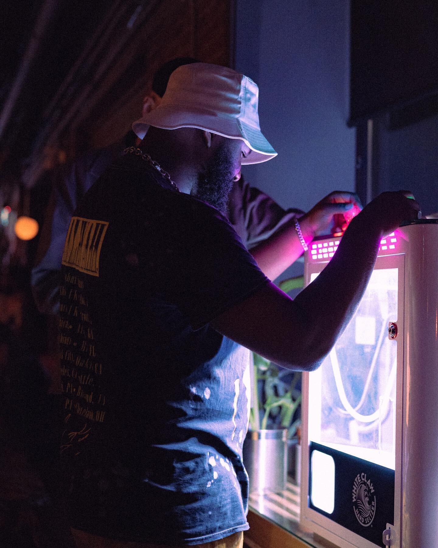 Night vibez 🤩🤩 shot at @nxne 

#nxne #musicartists #torontolocal #torontomusician #torontoartists #neonvibe #neonlife #neonlighting #purpleaesthetics #whiteclaw #whiteclaws #buckethatmurah 
#moodyvibes #moodyvisions #moodyvibe #moodyedit #torontoph