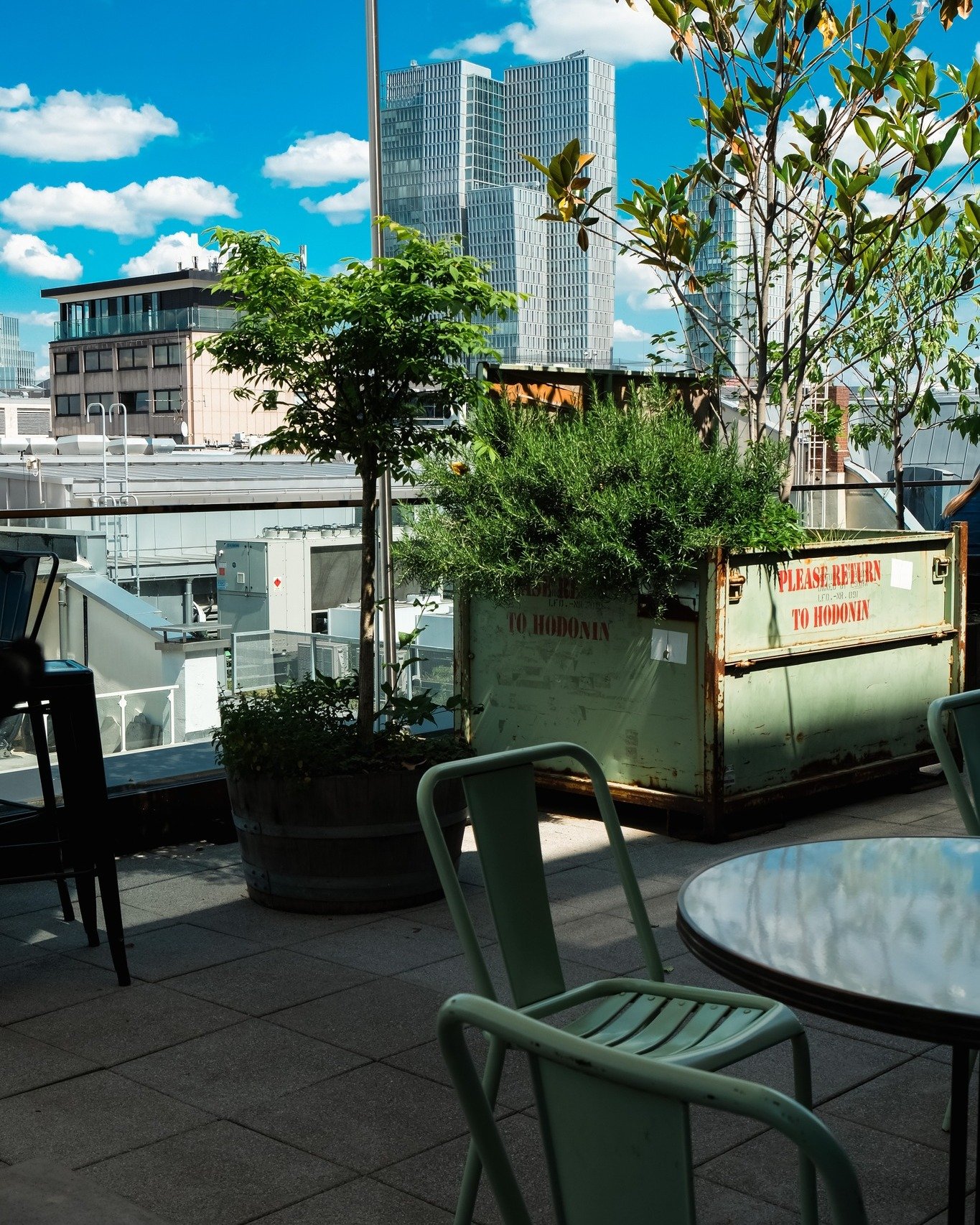 Der Himmel ist strahlend blau und die Stimmung genauso blendend wie die Sonne! ☀️
Mehr als ein guter Grund, in den kommenden Tagen dem @rubyhotels in der Neuen Rothof einen Besuch abzustatten und es sich auf der wundersch&ouml;nen Rooftop-Terrasse mi