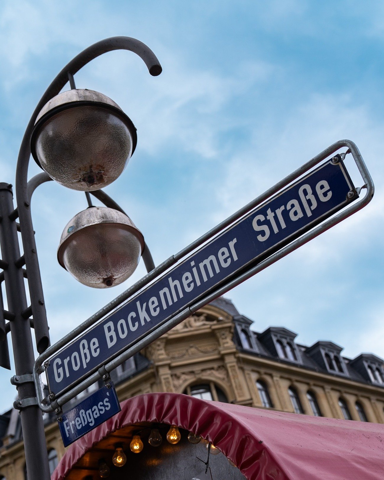 In bester Nachbarschaft genie&szlig;en:
Noch bis zum 30. Mai l&auml;dt das beliebte Fre&szlig;gassfest auf der Gro&szlig;en Bockenheimer Stra&szlig;e &ndash; liebevoll Fre&szlig;gass genannt &ndash; t&auml;glich von 12 bis 23 Uhr zum Schlemmen und Ve