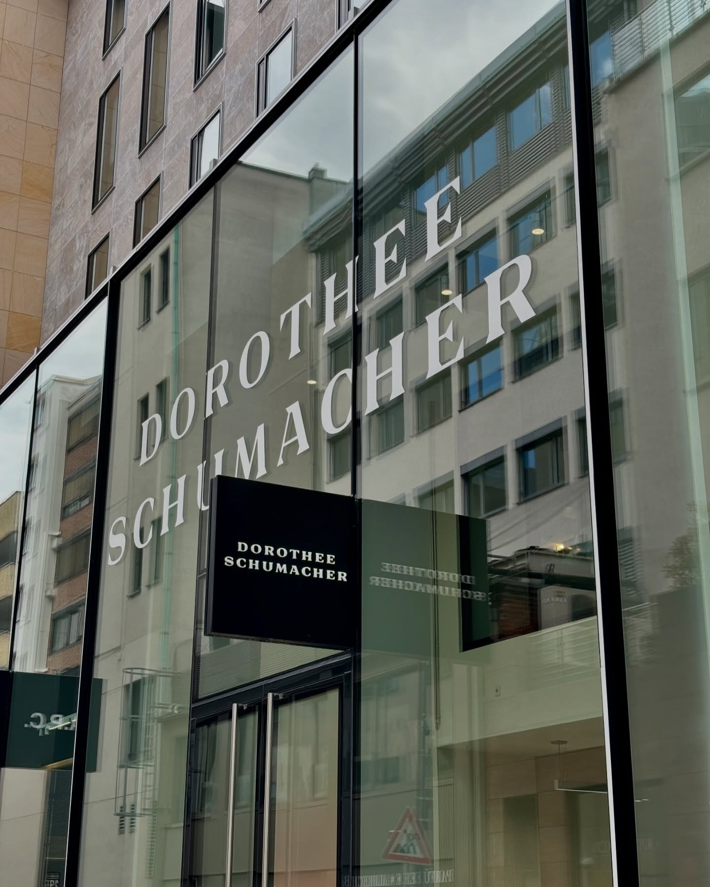 Bei uns in der Neuen Rothof wird Shoppen zum Lieblingsmoment 🤍
L&auml;ssige Eleganz, starke Silhouetten und ganz viel Gef&uuml;hl 💫 &ndash; die Looks von @dorotheeschumacher sind gemacht f&uuml;r Frauen, die ihren Stil leben wollen 💃
Komm vorbei, 