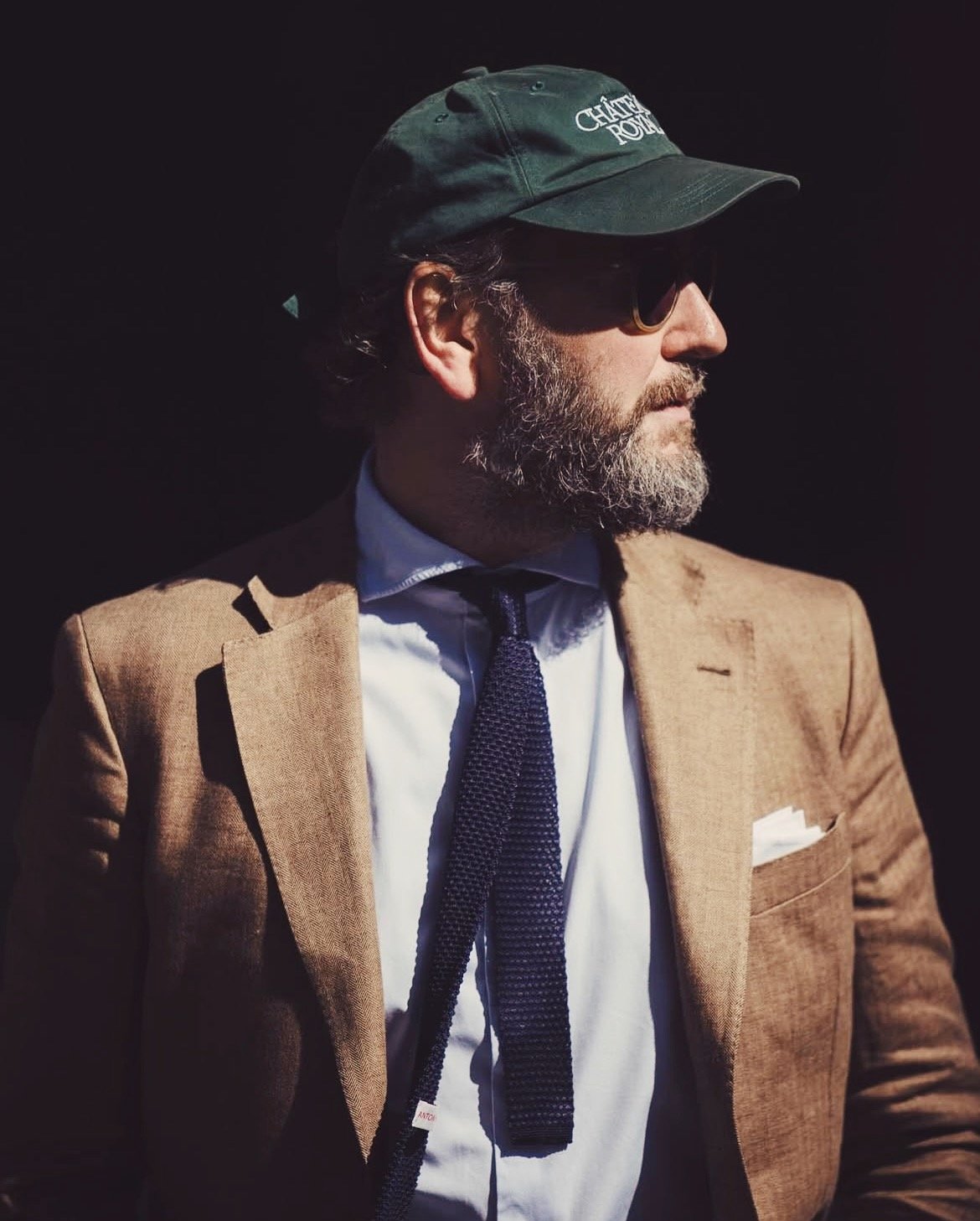 Dass ein Anzug auch in der warmen Jahreszeit ein mehr als guter Begleiter ist, wei&szlig; man bei uns in der Neuen Rothof selbstverst&auml;ndlich. 👔
Bei @antonmeyer kleidet man sich aktuell vorzugsweise im neuen Modell &quot;Anselm&quot; &ndash; fei