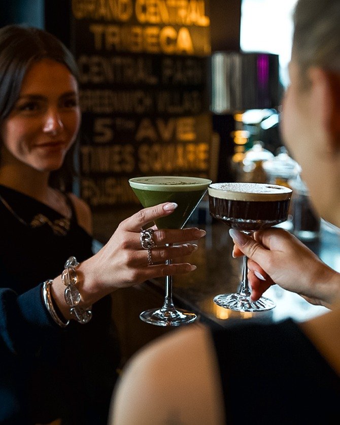 Und nach Feierabend?🧐
An Orten wie dem @bellinifrankfurt in der Junghofstra&szlig;e werdet ihr morgens zum ersten Kaffee empfangen und bekommt am Abend wirklich gute Drinks serviert, um den Tag abzurunden. 🍸
Denn wer in der Stadt arbeitet, bleibt s