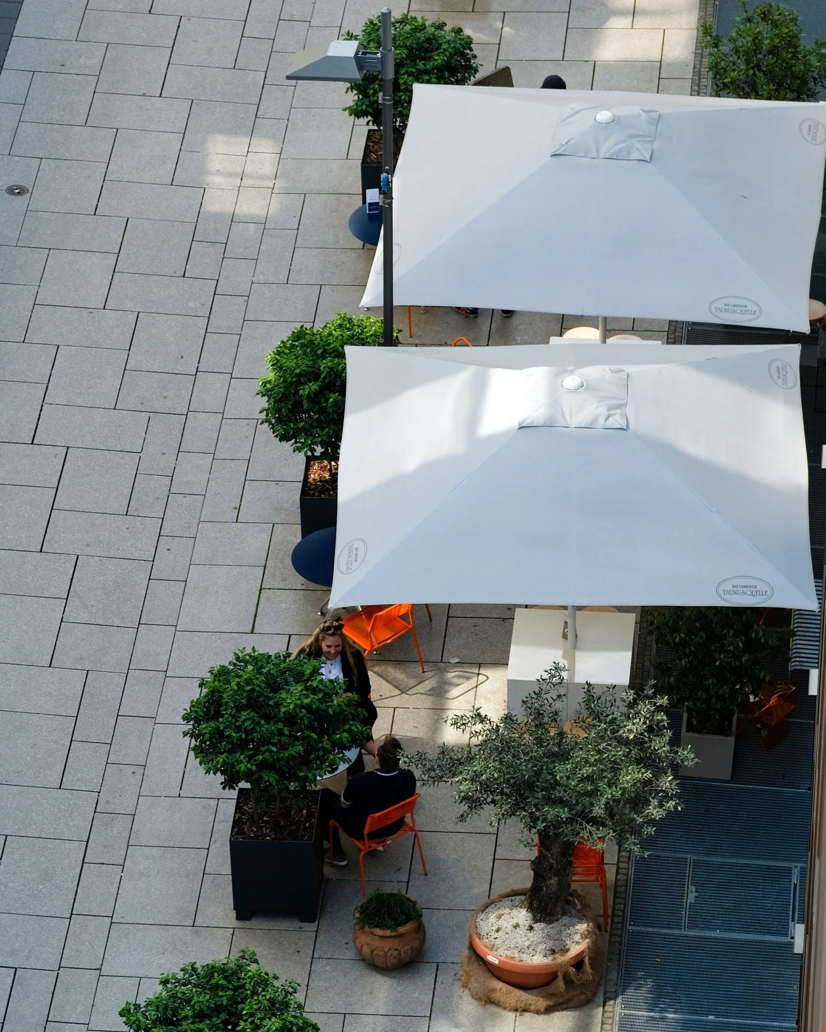 Auch von oben sieht die @bar.americano.frankfurt einladend aus, oder?
Kommt uns heute in der Neue Rothof besuchen &ndash; und genie&szlig;t bei der Gelegenheit einen Kaffee oder einen Aperitivo im Sonnenschein. 🌤
➖
#neuerothof #frankfurtammain #fran