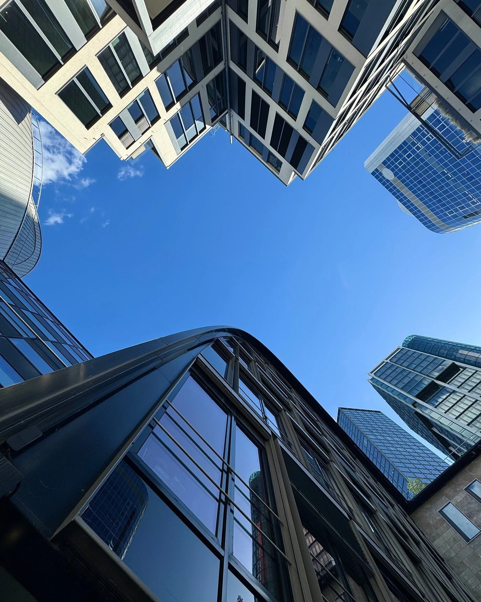 Heute schon nach oben geschaut? 👀
Wir k&ouml;nnen versprechen, der Blick gen Himmel entt&auml;uscht hier nie! 🌥🏙
➖
#neuerothof #frankfurtammain #frankfurtdubistsowunderbar #ffm #frankfurtcity