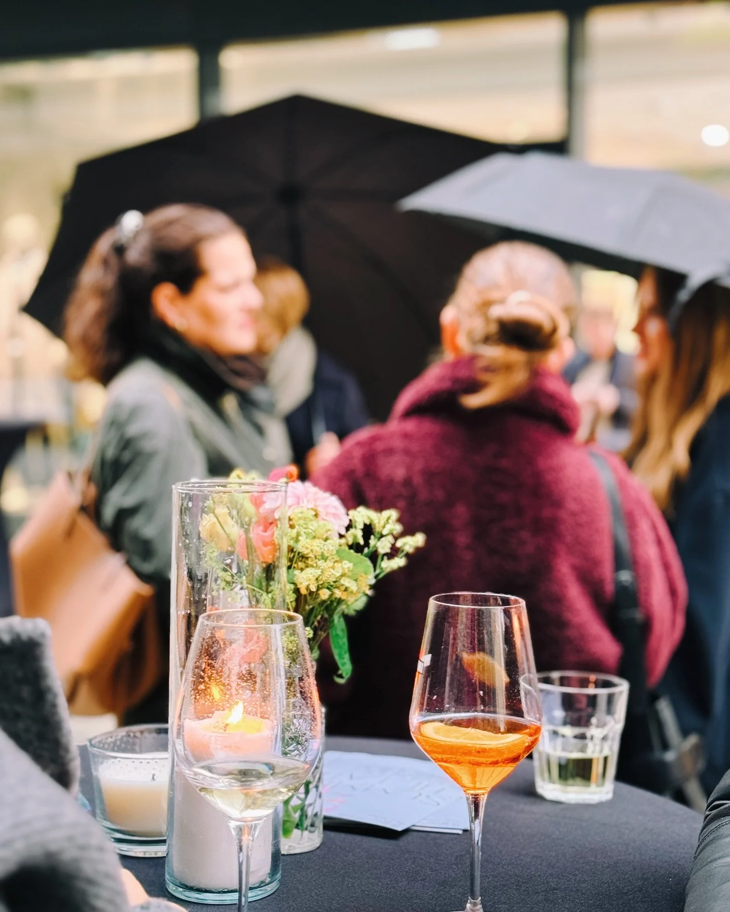 Summer &rsquo;til late: Bunte Schirme &amp; besondere Stimmung ✨ Unser Sommerfest gestern hat gezeigt, dass Sommerfeeling auch bei Regen entsteht: Shopping, Drinks und Beats machten die Stra&szlig;e zum Treffpunkt. 🥂 Danke an alle, die da waren und 