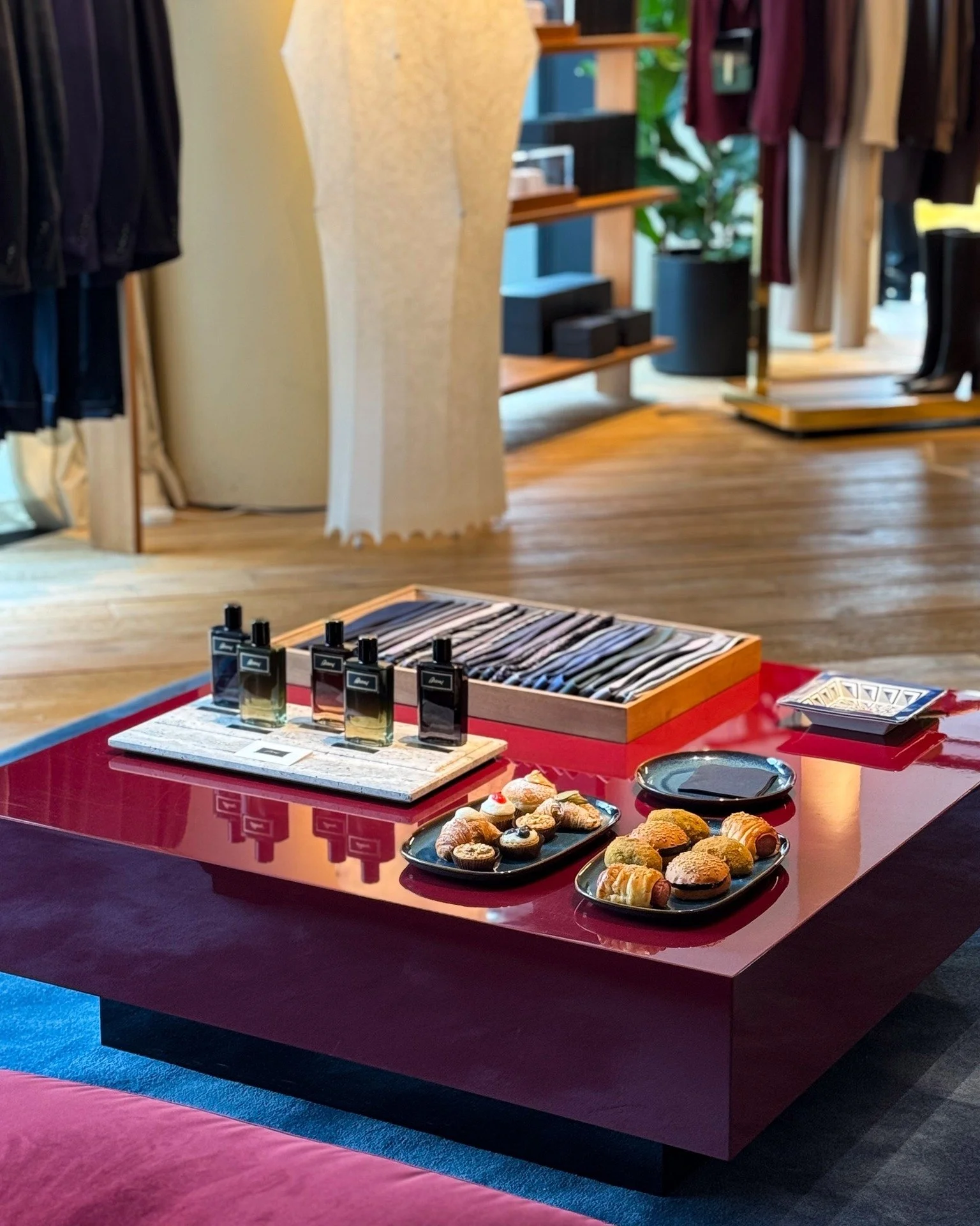 Privates Styling-Erlebnis bei Brioni 🤵
Noch bis Samstag l&auml;dt die italienische Luxusmarke zu einem exklusiven Styling-Erlebnis in die Neue Rothof &ndash; nur nach Terminvereinbarung.
Neben klassischen Ma&szlig;anz&uuml;gen pr&auml;sentiert die i