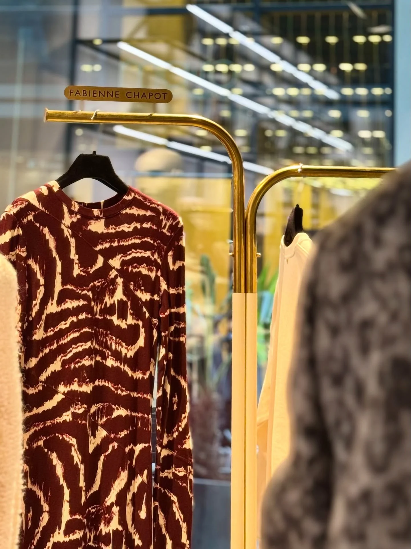 Mut zu Farbe, Liebe zum Detail - und wir waren dabei! 🔎 Letzte Woche war @fabiennechapot pers&ouml;nlich im @burresi_fashion Loft in der Neue Rothof zu Gast - und wir durften das nicht verpassen! 🥂 Ein Nachmittag voller Inspiration, spannender Gesp