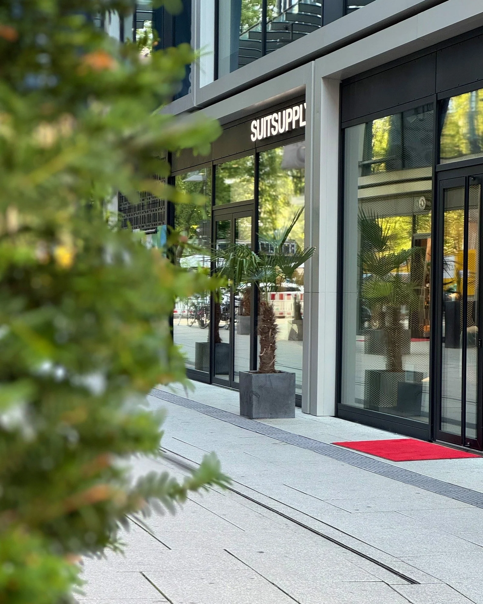 Die Adresse f&uuml;r gut gekleidete M&auml;nner:
@suitsupply bringt moderne Menswear nach Frankfurt &ndash; klar geschnitten, leicht zu tragen und alles andere als Standard. 💁
➖
#neuerothof #shopping #frankfurtshopping #fashion #frankfurtammain #fra