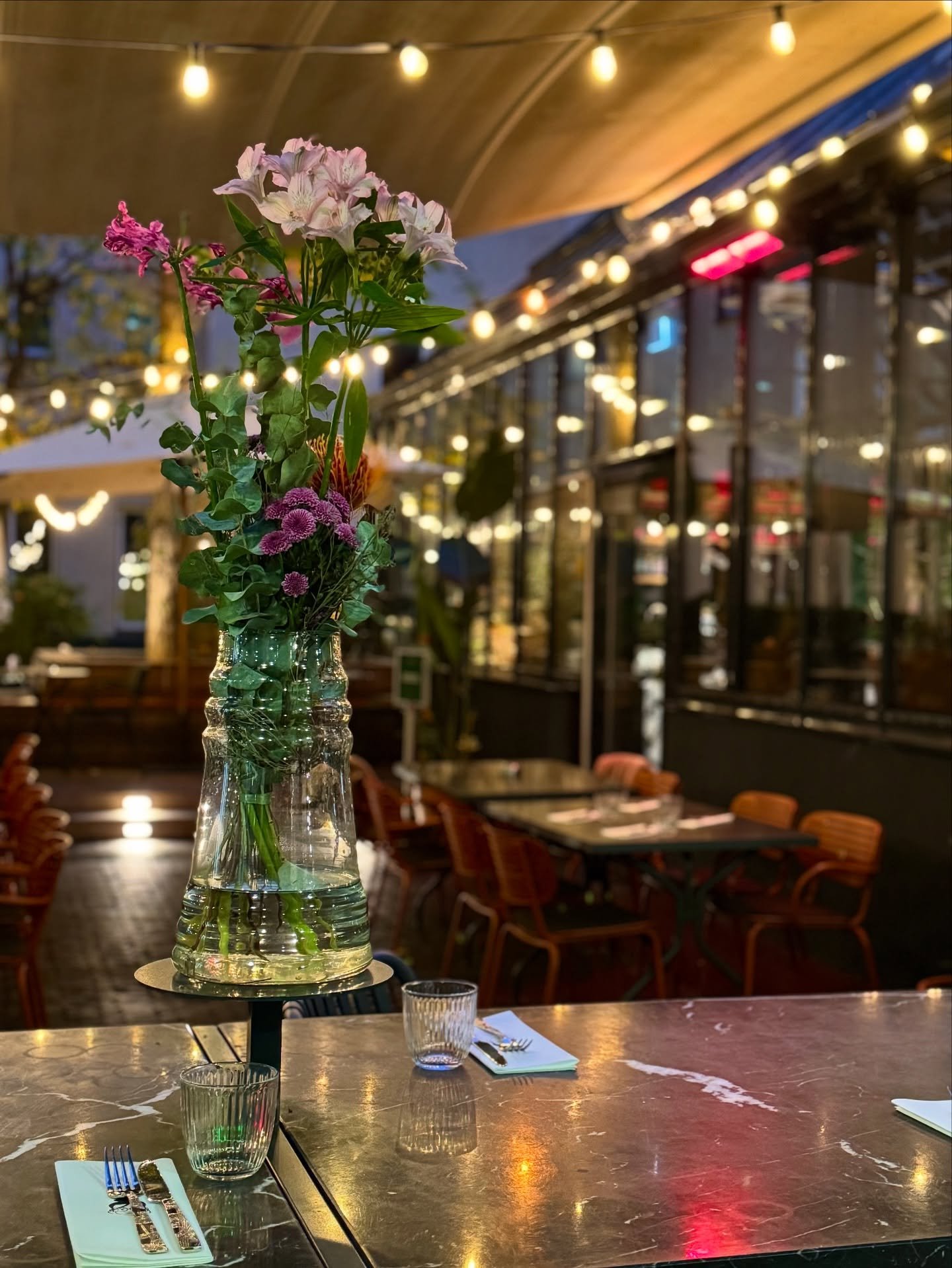 So darf sich der Herbst anf&uuml;hlen! 🌿🍸
Ein leckeres Essen von der neuen Karte, den passenden Drink dazu und das sch&ouml;nste Lichtermeer in der Neue Rothof: Im @elaines.greenhouse gibt&rsquo;s alles, was man f&uuml;r einen perfekten Abend in be