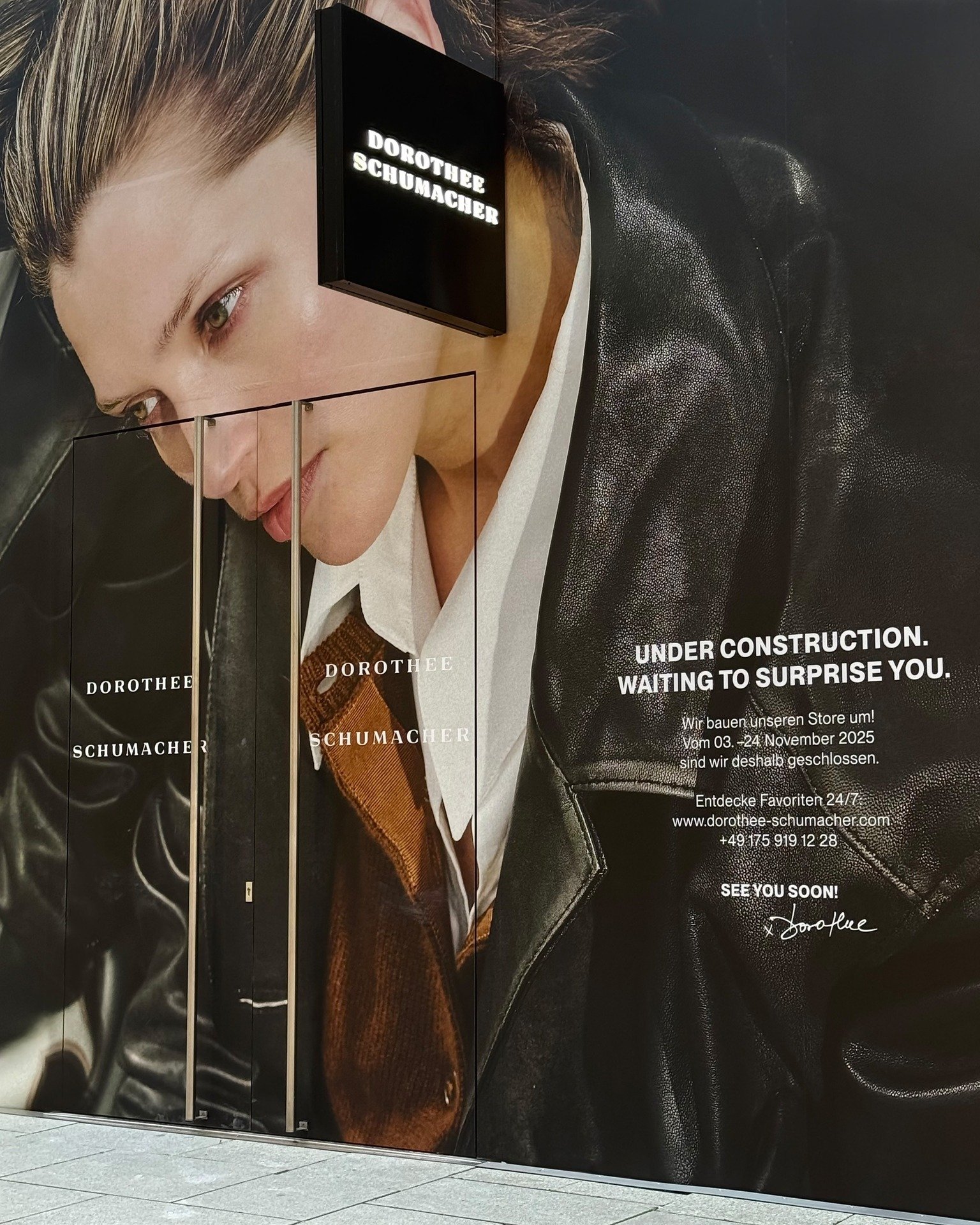 Bei uns ist aktuell richtig was los: 
Neue Gesch&auml;fte und Restaurants, die bald bei uns einziehen und auch bei @dorotheeschumacher stehen die Zeichen auf Ver&auml;nderung. 🆕
Hinter den Fassaden hei&szlig;t es aktuell: Under Construction. 
Deshal